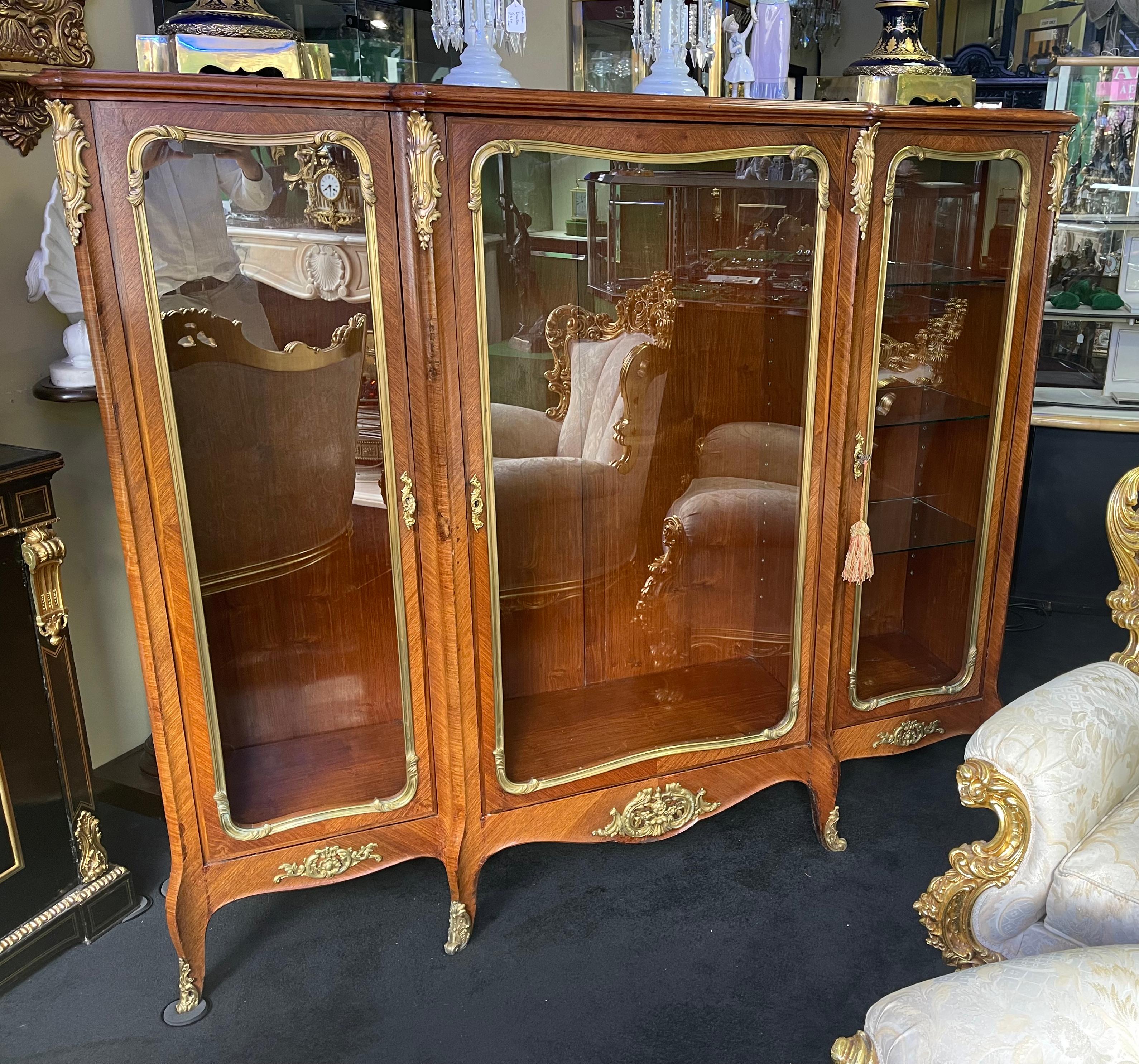 Französischer Louis Philippe Vitrinenschrank aus glasiertem Königsholz, um 1830

Diese feine verglaste Vitrine im Louis-Philippe-Stil, die um 1830 gefertigt wurde, zeigt die Eleganz des französischen Designs des frühen 19. Jahrhunderts. Er ist aus