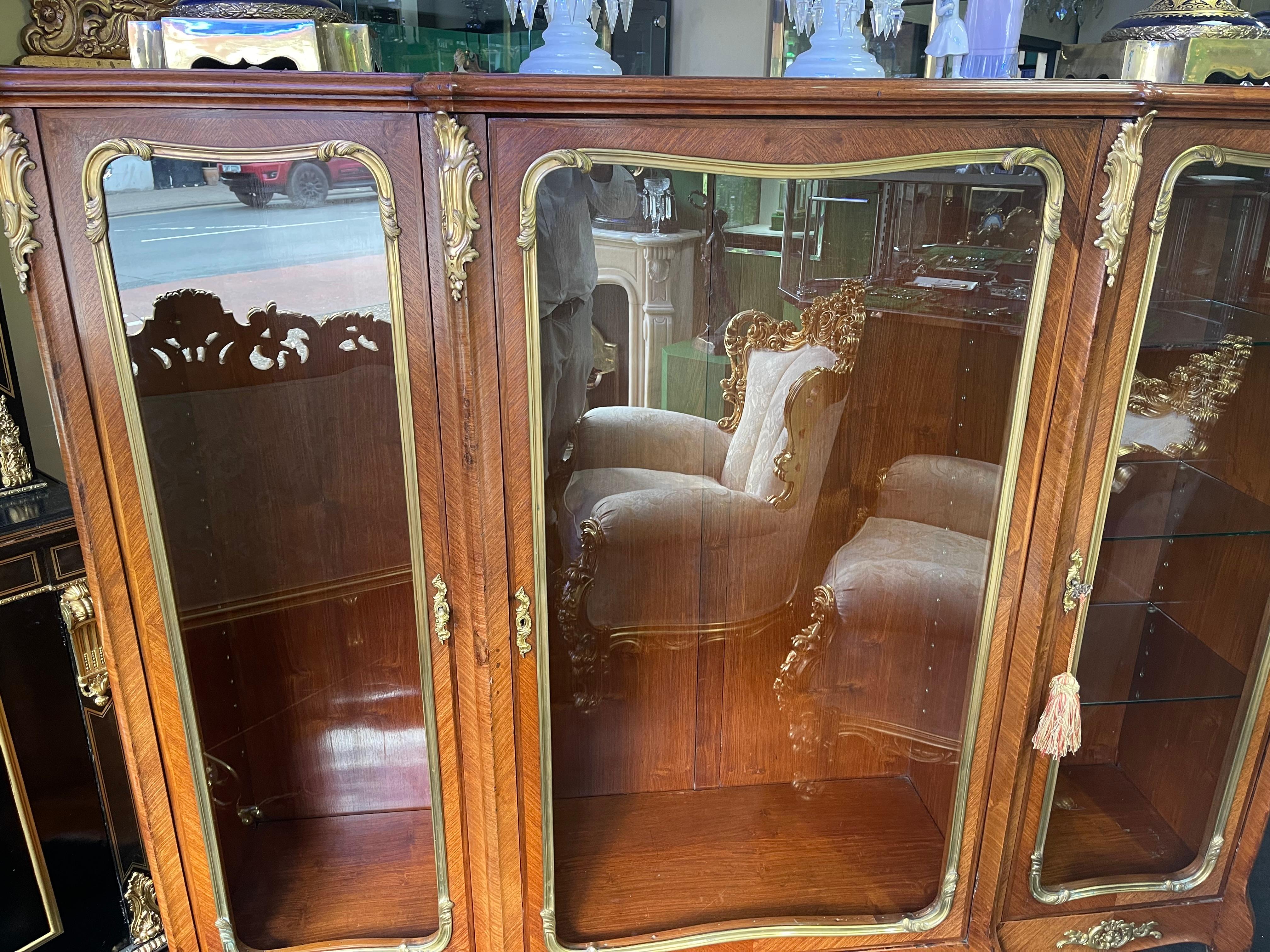 Französischer Louis Philippe Vitrinenschrank aus glasiertem Königsholz, um 1830 im Zustand „Gut“ im Angebot in Worcester, GB
