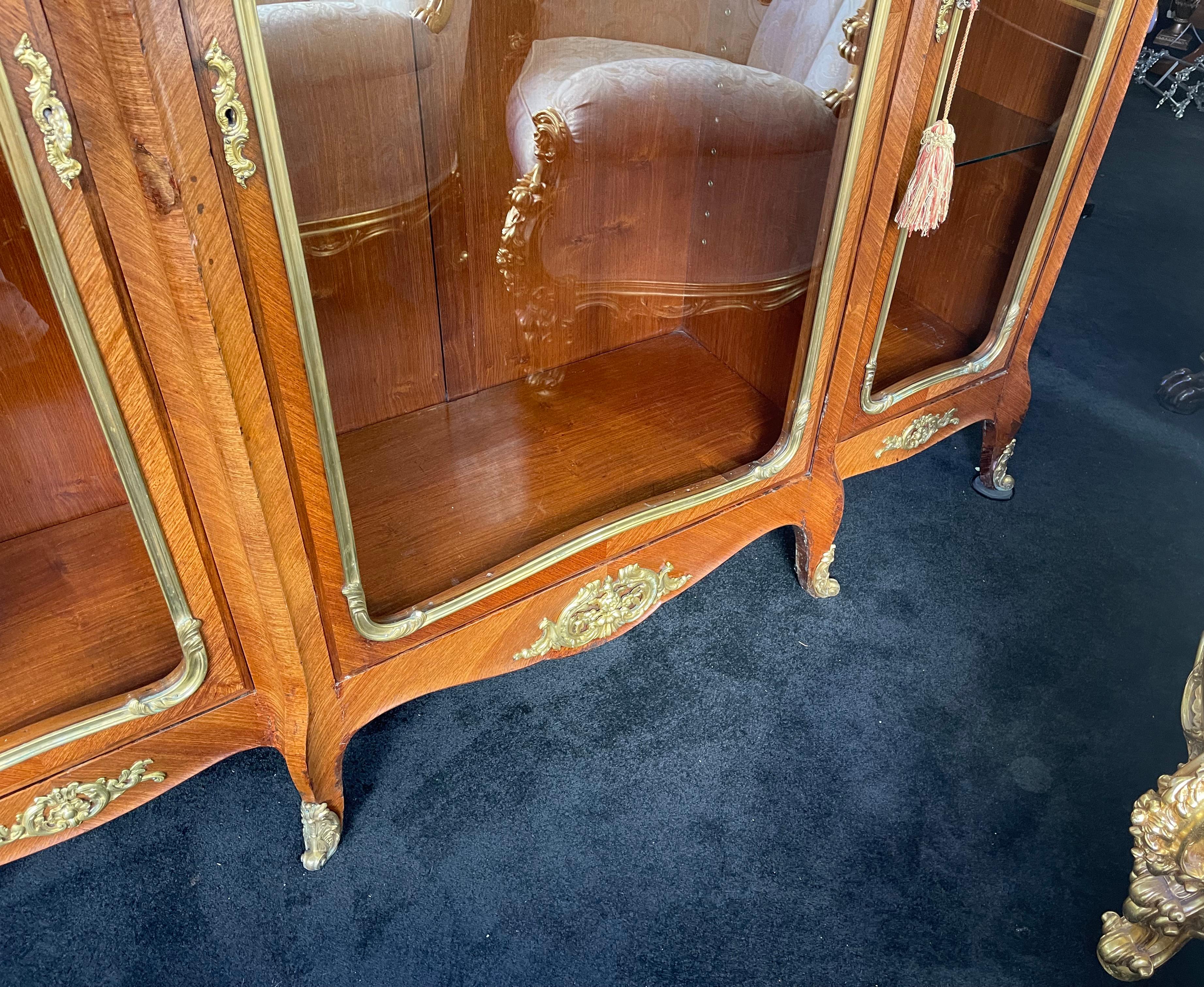 Französischer Louis Philippe Vitrinenschrank aus glasiertem Königsholz, um 1830 (Veilchenholz) im Angebot