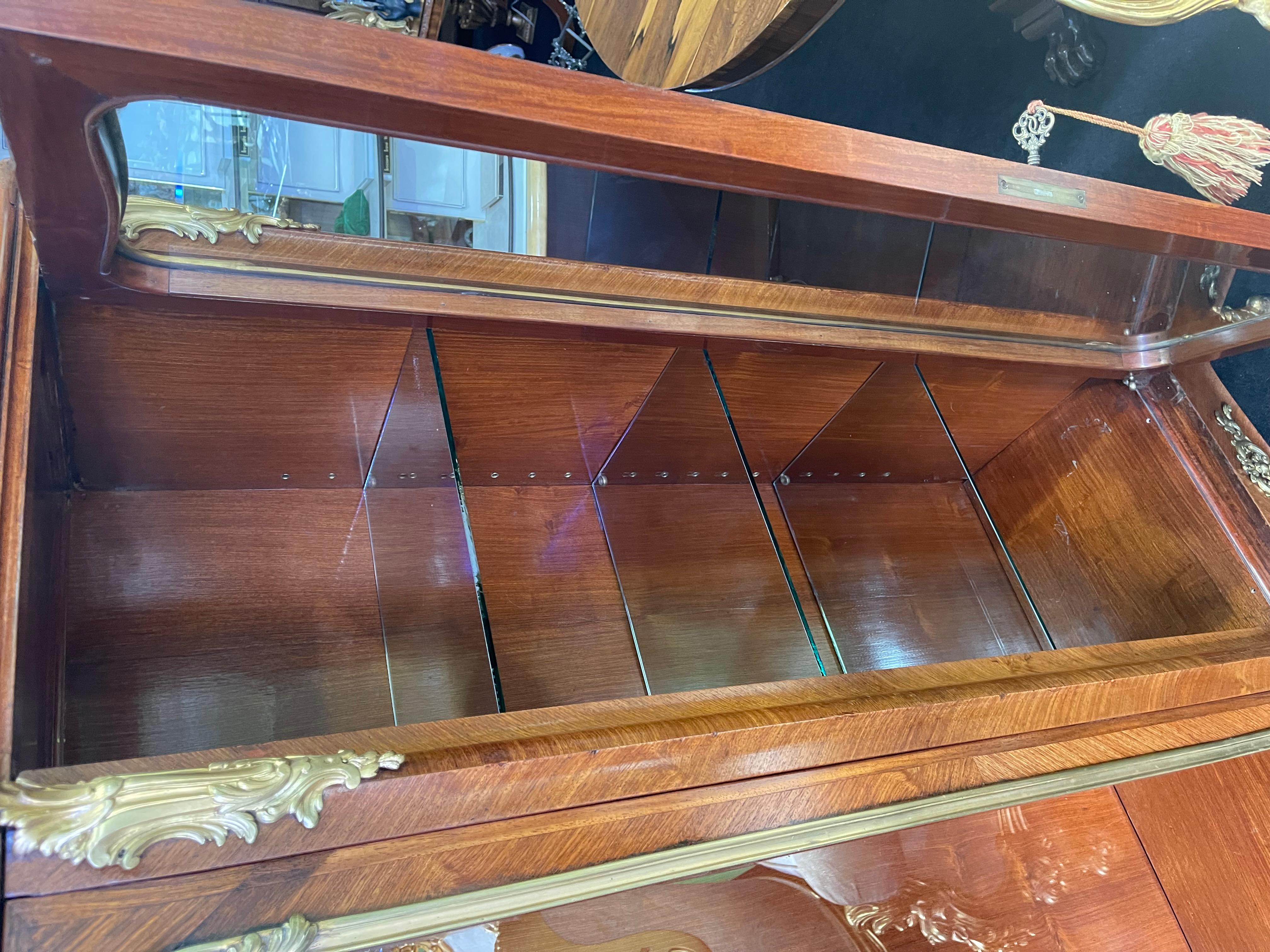 Französischer Louis Philippe Vitrinenschrank aus glasiertem Königsholz, um 1830 im Angebot 1