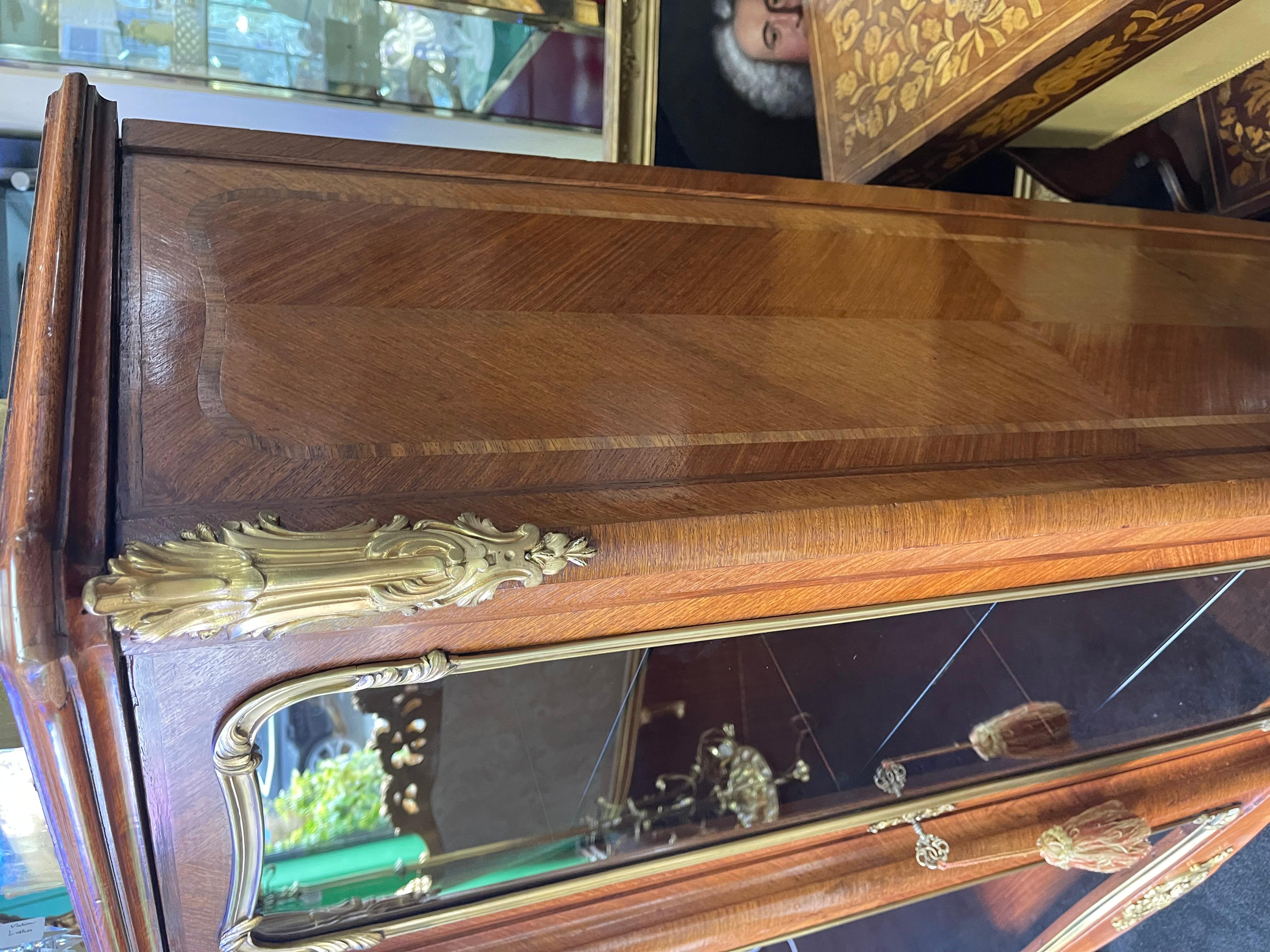 Französischer Louis Philippe Vitrinenschrank aus glasiertem Königsholz, um 1830 im Angebot 2