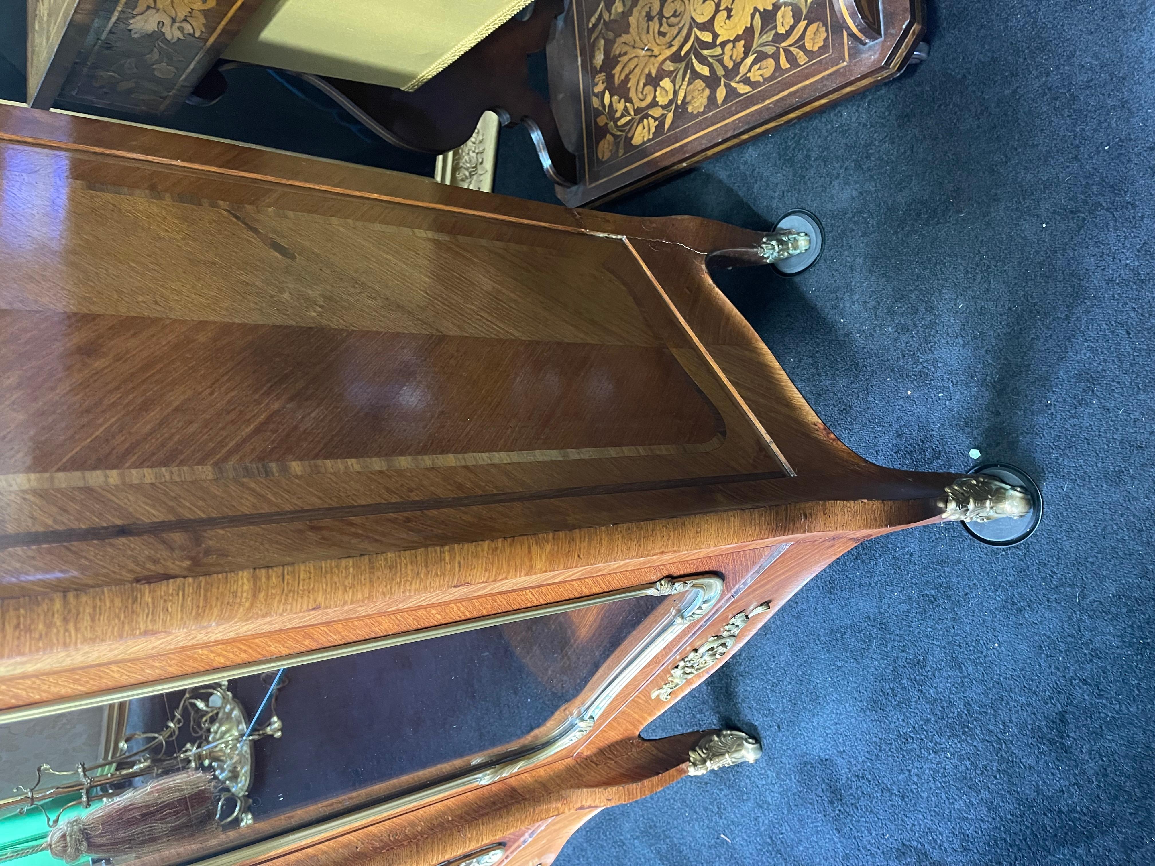 Französischer Louis Philippe Vitrinenschrank aus glasiertem Königsholz, um 1830 im Angebot 3