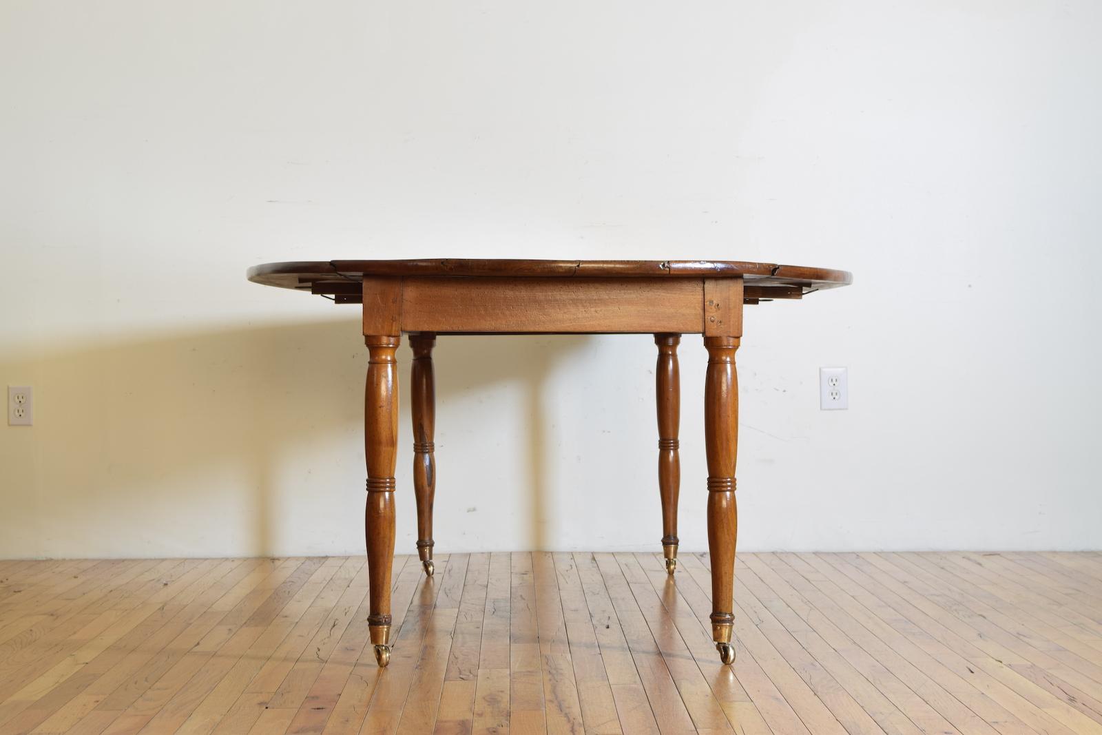 French Louis Philippe Light Walnut Folding Dining Table, circa 1830-1840 In Good Condition For Sale In Atlanta, GA