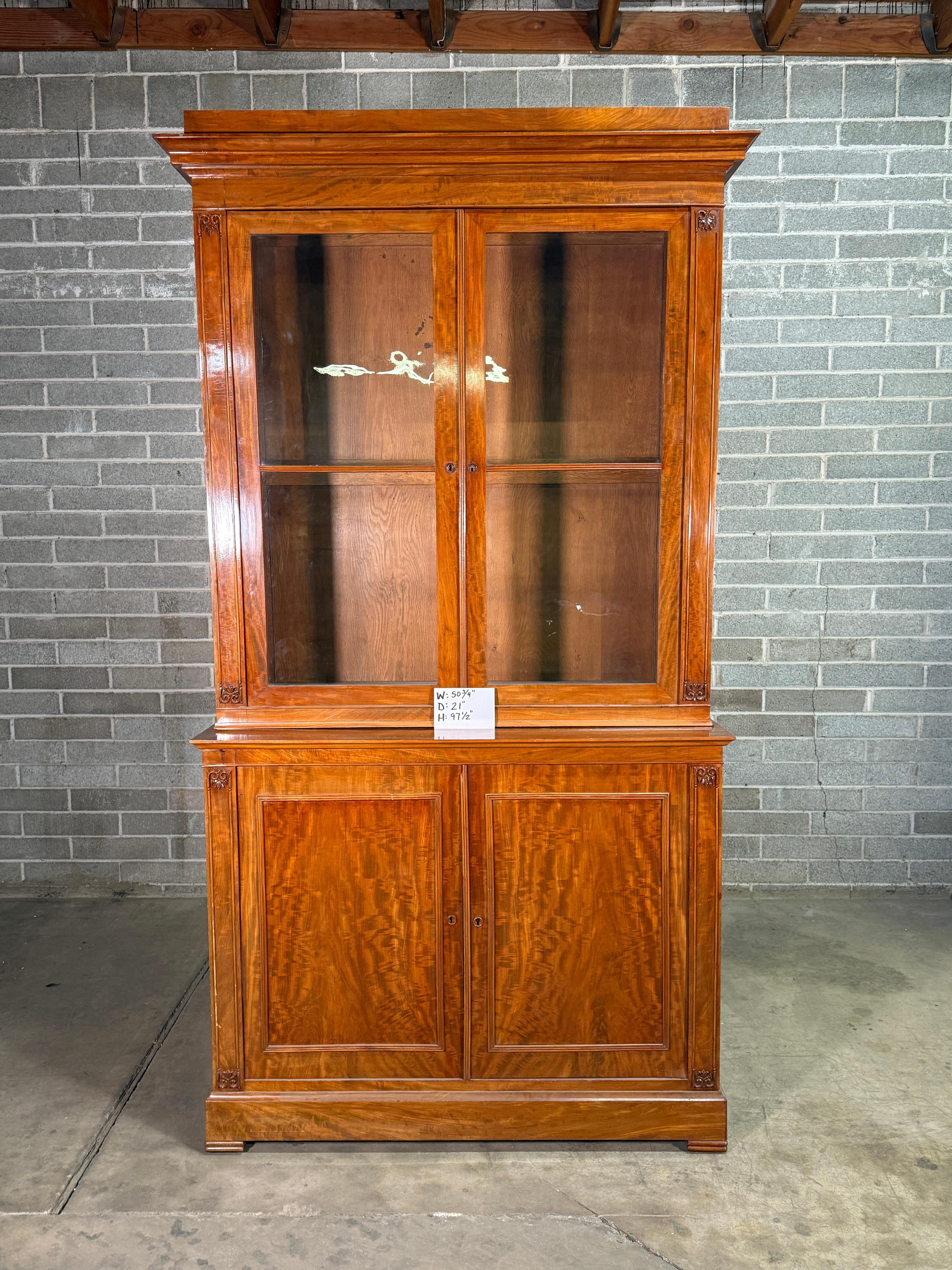 Libreria francese in mogano Louis Philippe C1830. Un pezzo unico acquistato in Francia.  In ottime condizioni, vedi foto. 
Inviaci un messaggio per qualsiasi domanda.