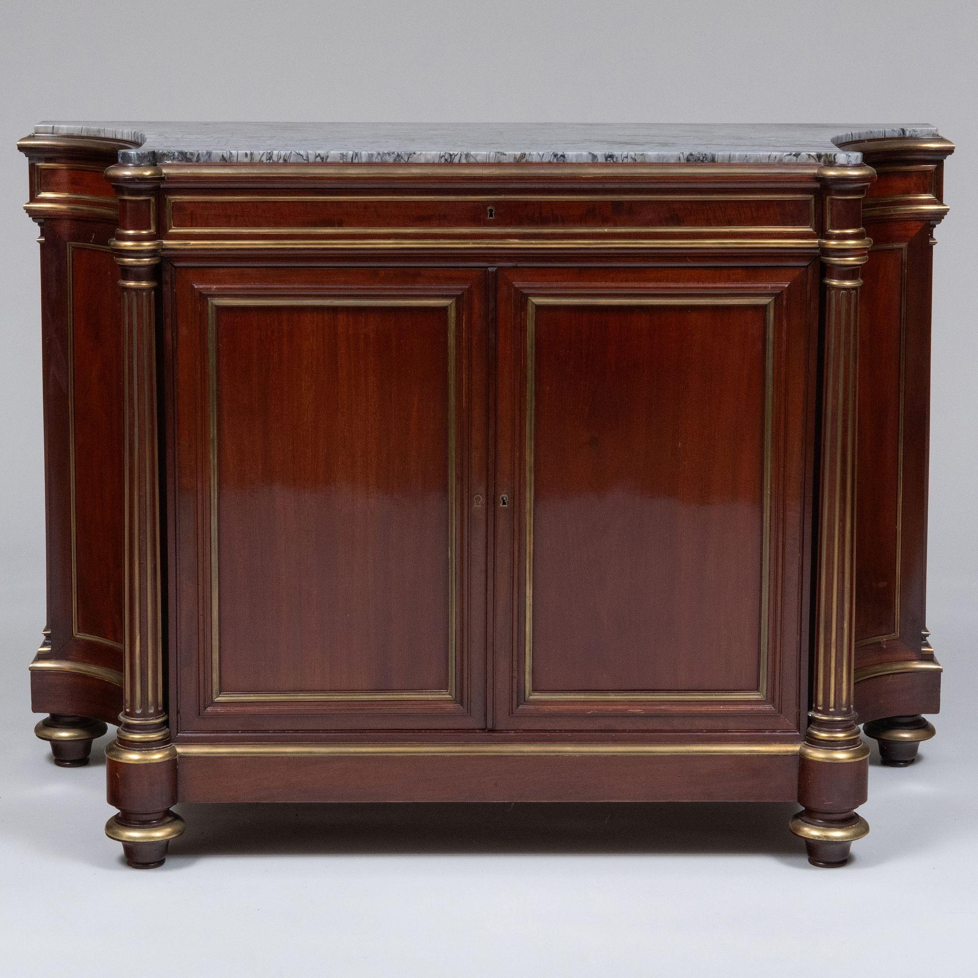 Louis Philippe Kabinett
Frankreich, um 1845
Mahagoni, vergoldete Bronze und grauer Marmor
39