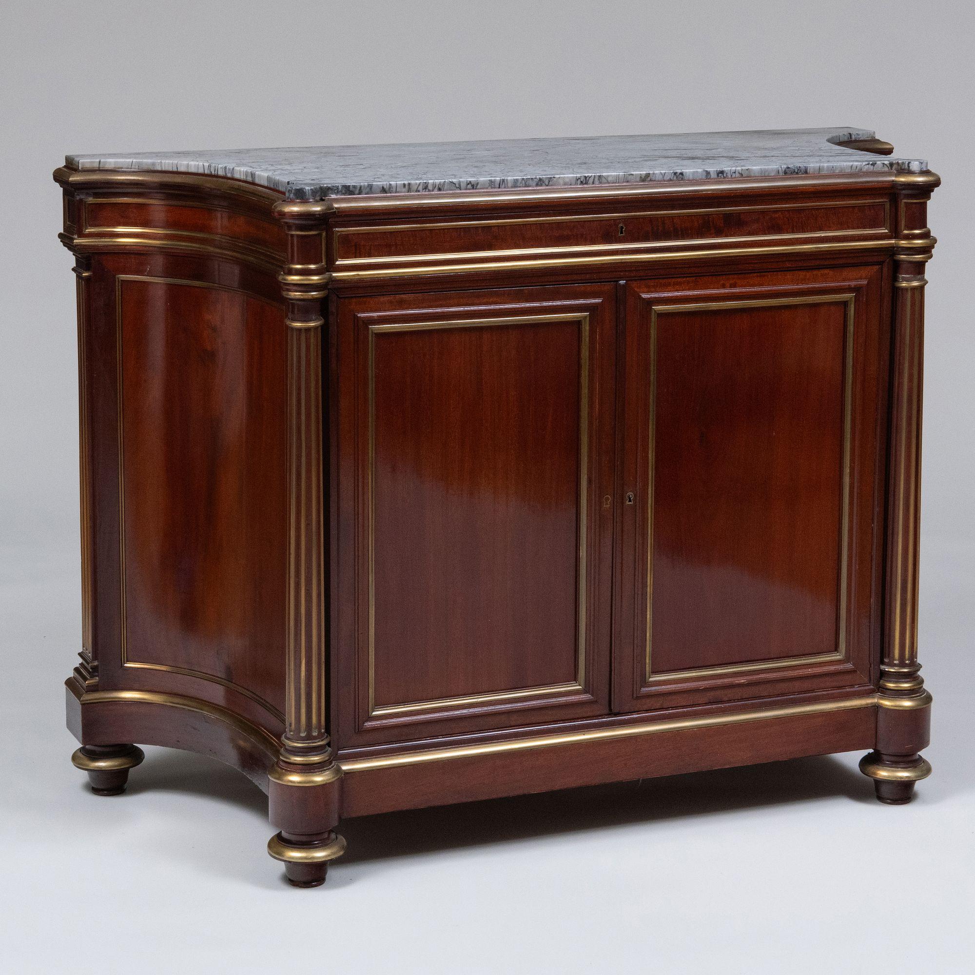 Französischer Louis Philippe Mahagoni-Schrank, vergoldete Bronzebeschläge und graue Marmorplatte im Zustand „Gut“ im Angebot in New York, NY