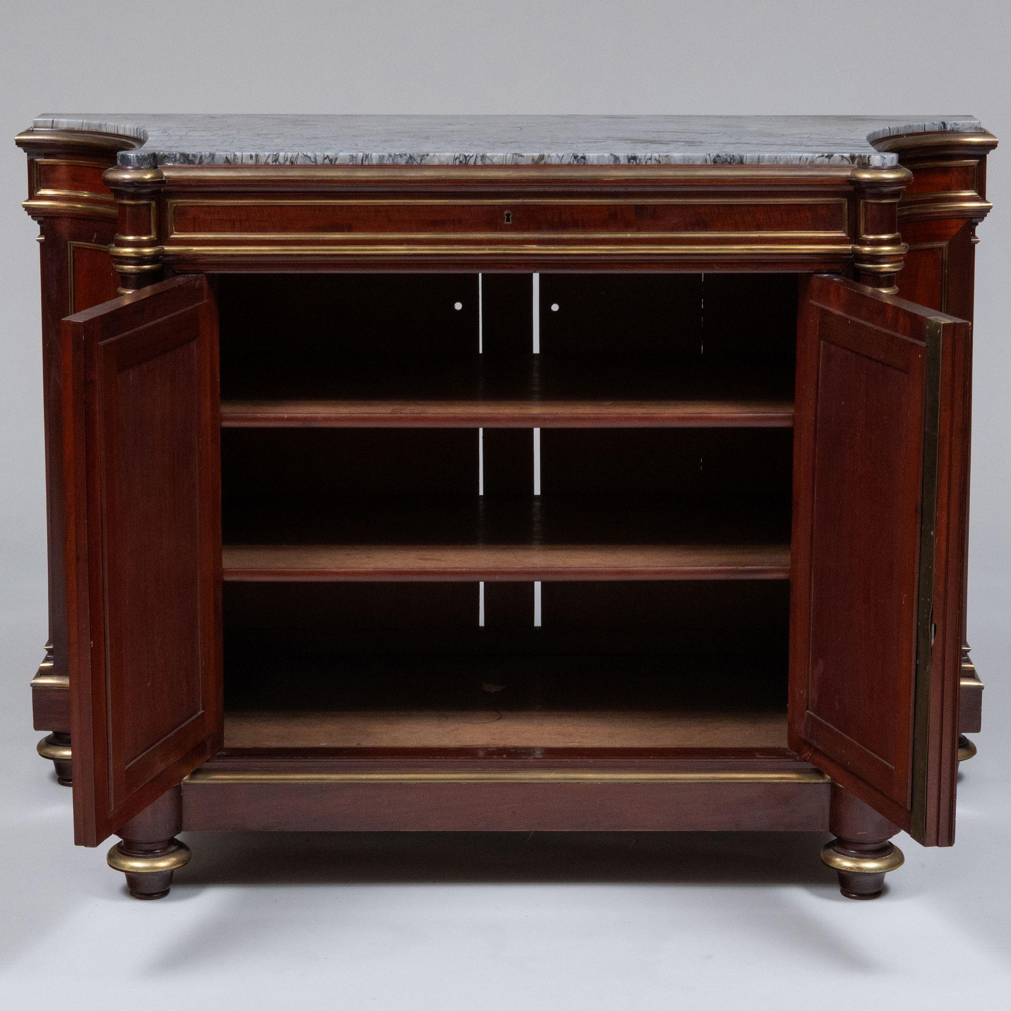 Französischer Louis Philippe Mahagoni-Schrank, vergoldete Bronzebeschläge und graue Marmorplatte (Mittleres 19. Jahrhundert) im Angebot