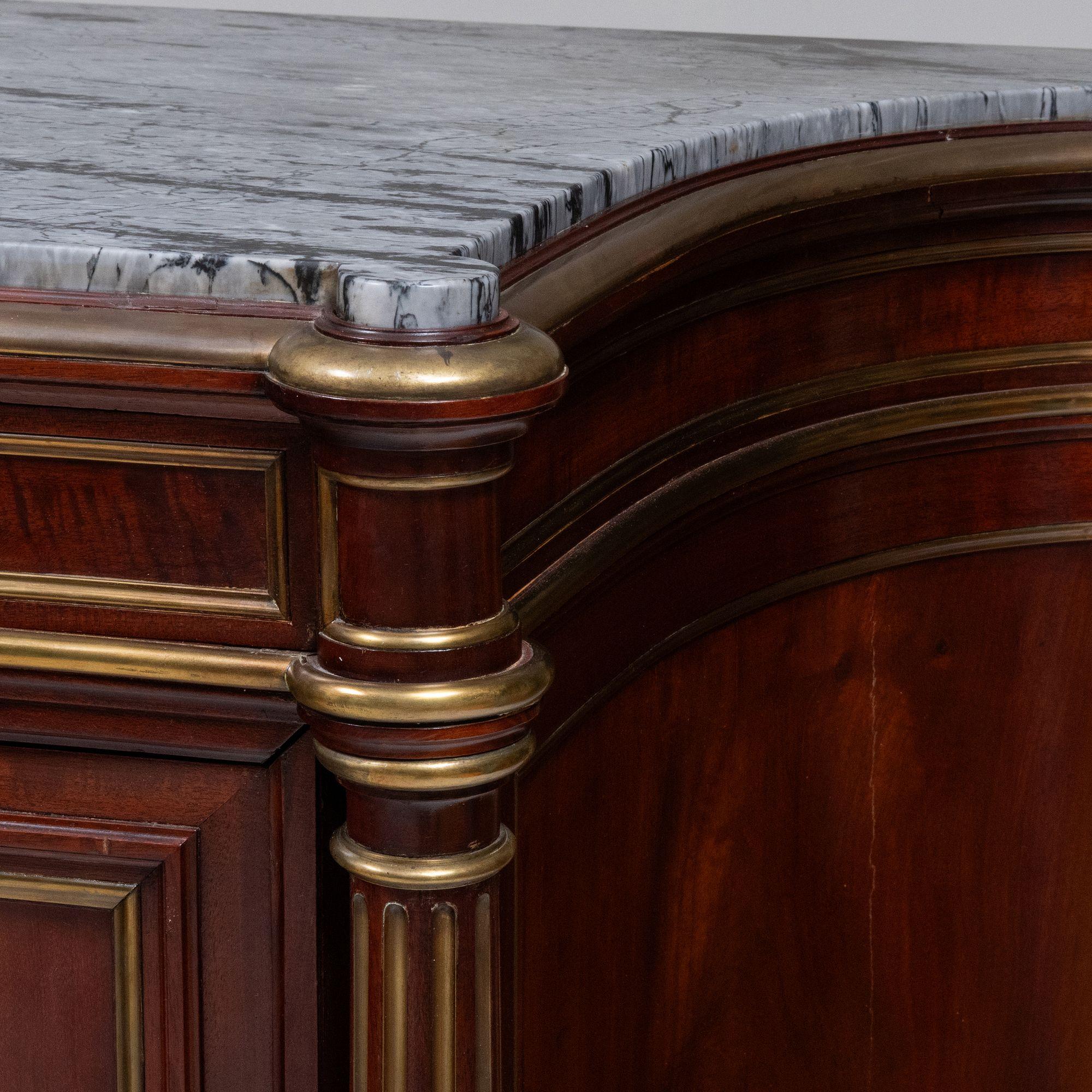 Französischer Louis Philippe Mahagoni-Schrank, vergoldete Bronzebeschläge und graue Marmorplatte im Angebot 1