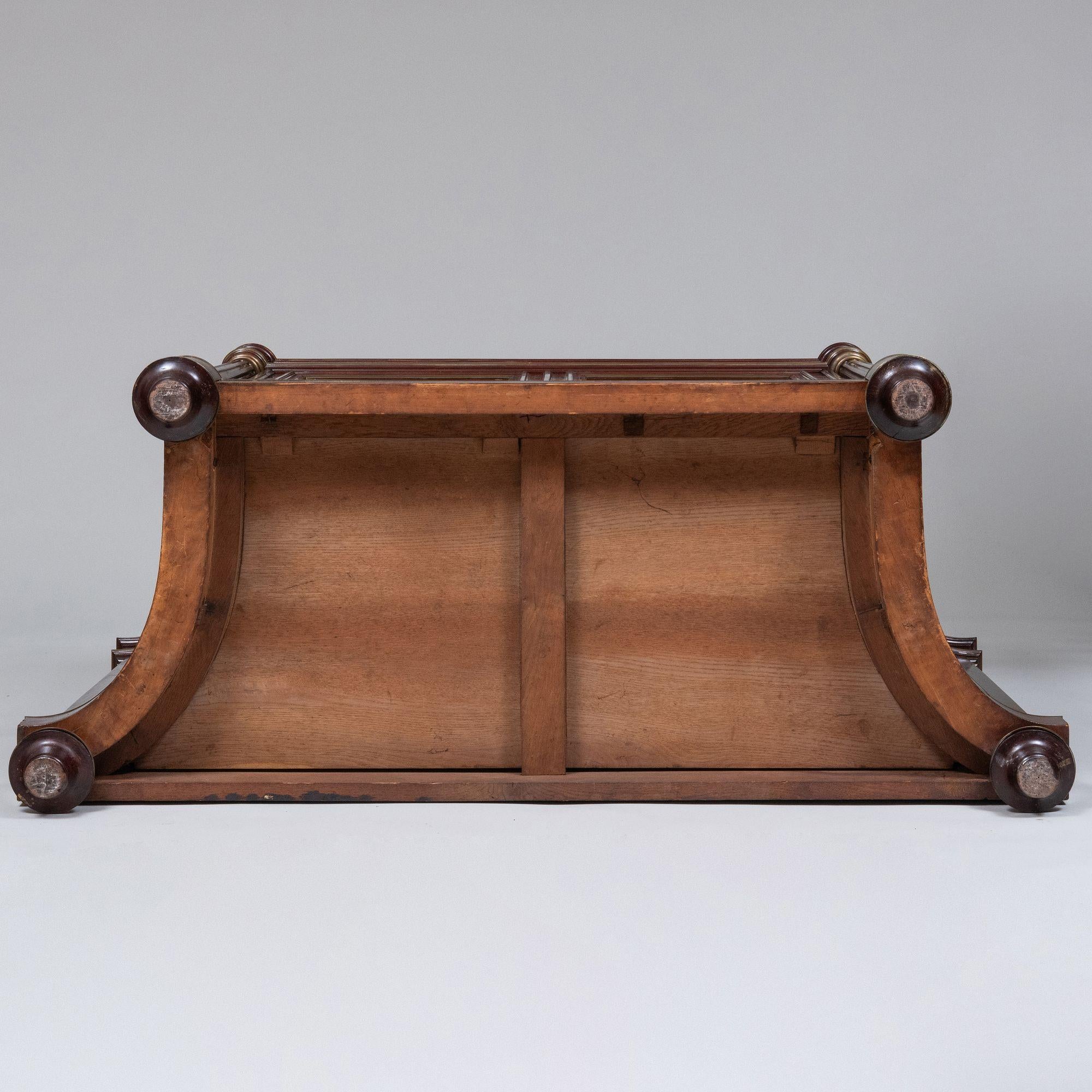 Französischer Louis Philippe Mahagoni-Schrank, vergoldete Bronzebeschläge und graue Marmorplatte im Angebot 2