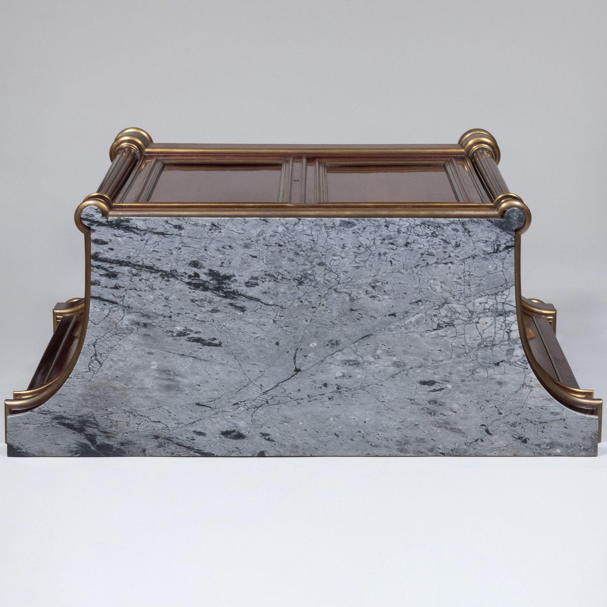 Französischer Louis Philippe Mahagoni-Schrank, vergoldete Bronzebeschläge und graue Marmorplatte im Angebot 3