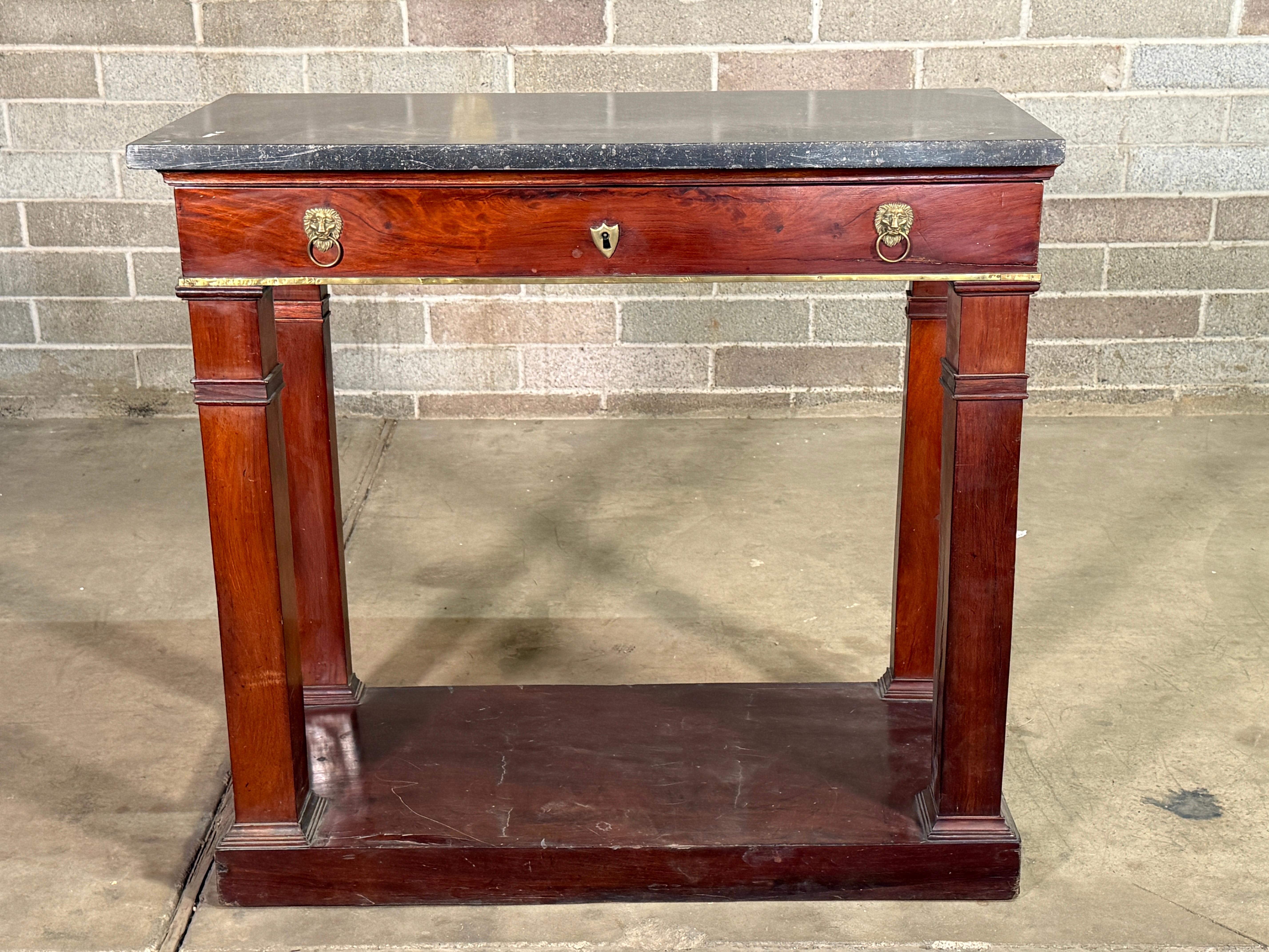 Console francese in mogano Louis Philippe C1830 
Consolle in mogano con finiture e ferramenta in ormolu Marmo di Sant'Anna sul piano. 
Bellissimo pezzo acquistato in Francia. 
Usura appropriata all'età. Vedi foto dettagliate, inviaci un messaggio