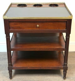 Tavolino da vino in mogano in stile Luigi Filippo francese con piano in ardesia e decorazioni in ottone