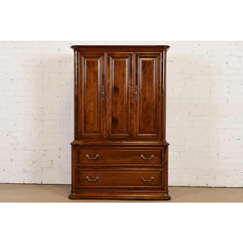 Uno splendido comò francese in stile Louis Philippe o una cassapanca da gentiluomo

USA, circa anni '1980

Acero massiccio intagliato, con ferramenta originale in ottone.

Misure: 40 