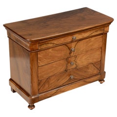 Cómoda francesa en miniatura de madera de nogal, estilo Luis Felipe, de alrededor de 1820-1840