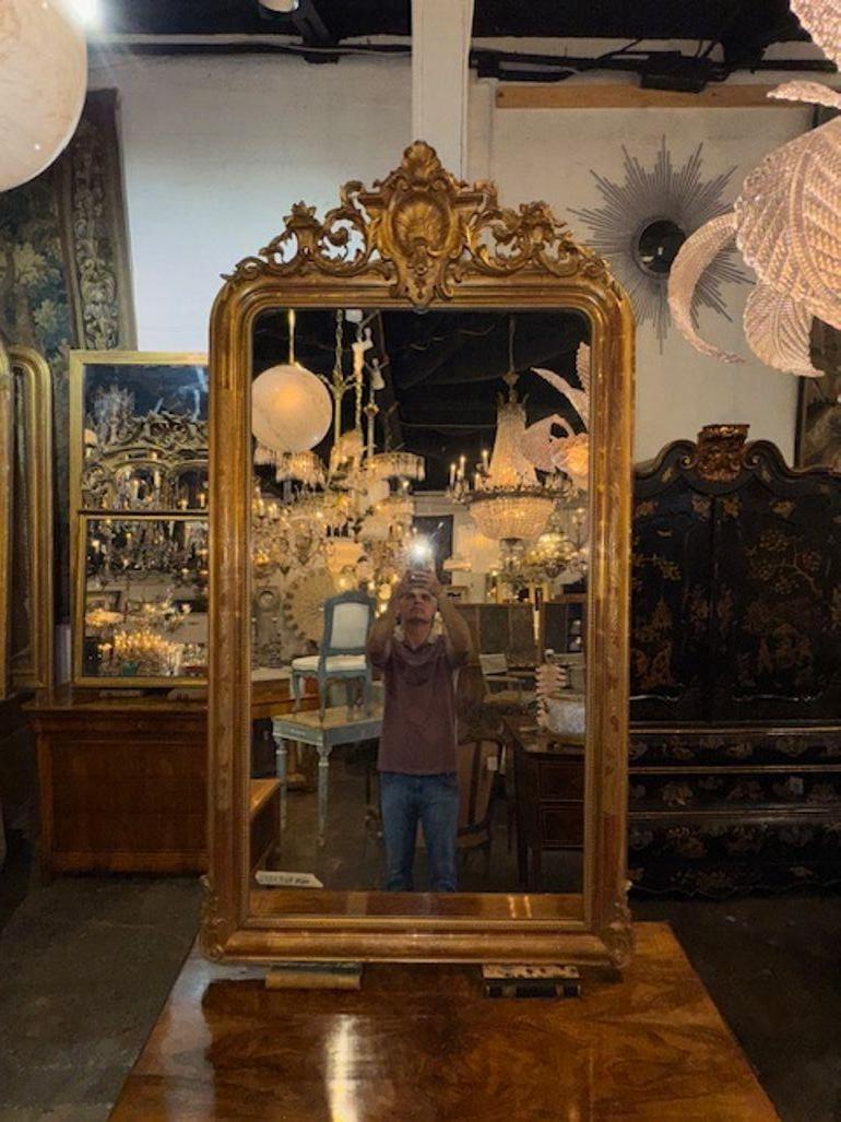 Specchio francese Louis Philippe del XIX secolo in legno intagliato e dorato. Circa 1870. Un tocco classico e senza tempo per un interno raffinato. 68h x 38w