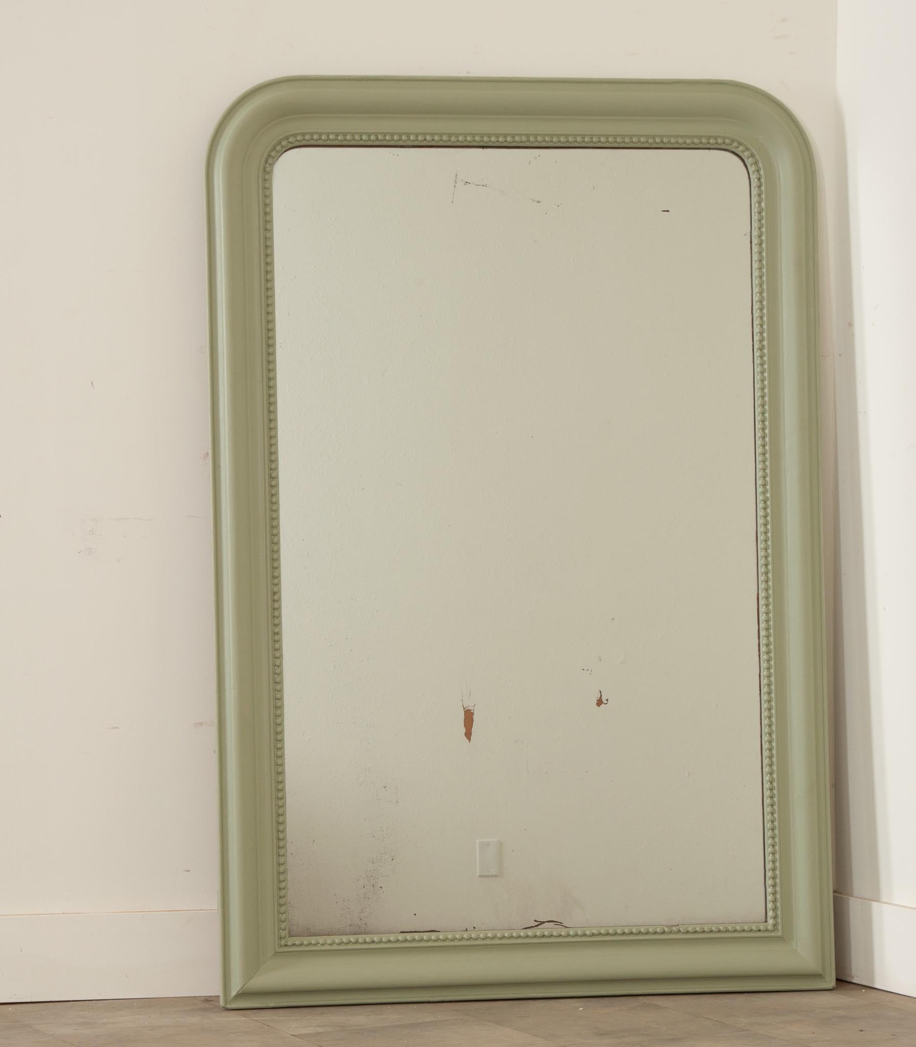 Dieser klassisch gestaltete Louis Philippe-Spiegel wurde kürzlich mit Farrow & Ball gestrichen, um ihm neues Leben einzuhauchen. Die Original-Quecksilber-Spiegelplatte ist noch erhalten und weist einige authentische Beschädigungen auf, bietet aber