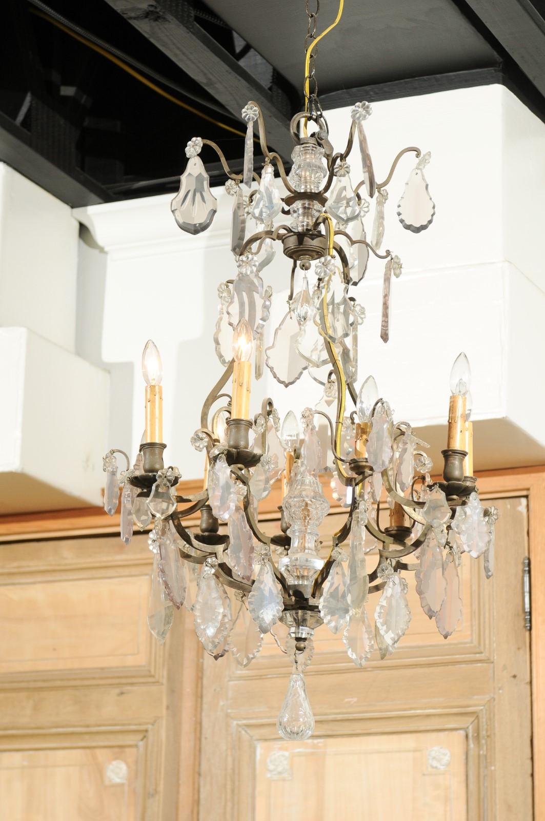 Lustre français d'époque Louis-Philippe (1840) à huit lumières en cristal avec fleuron 4