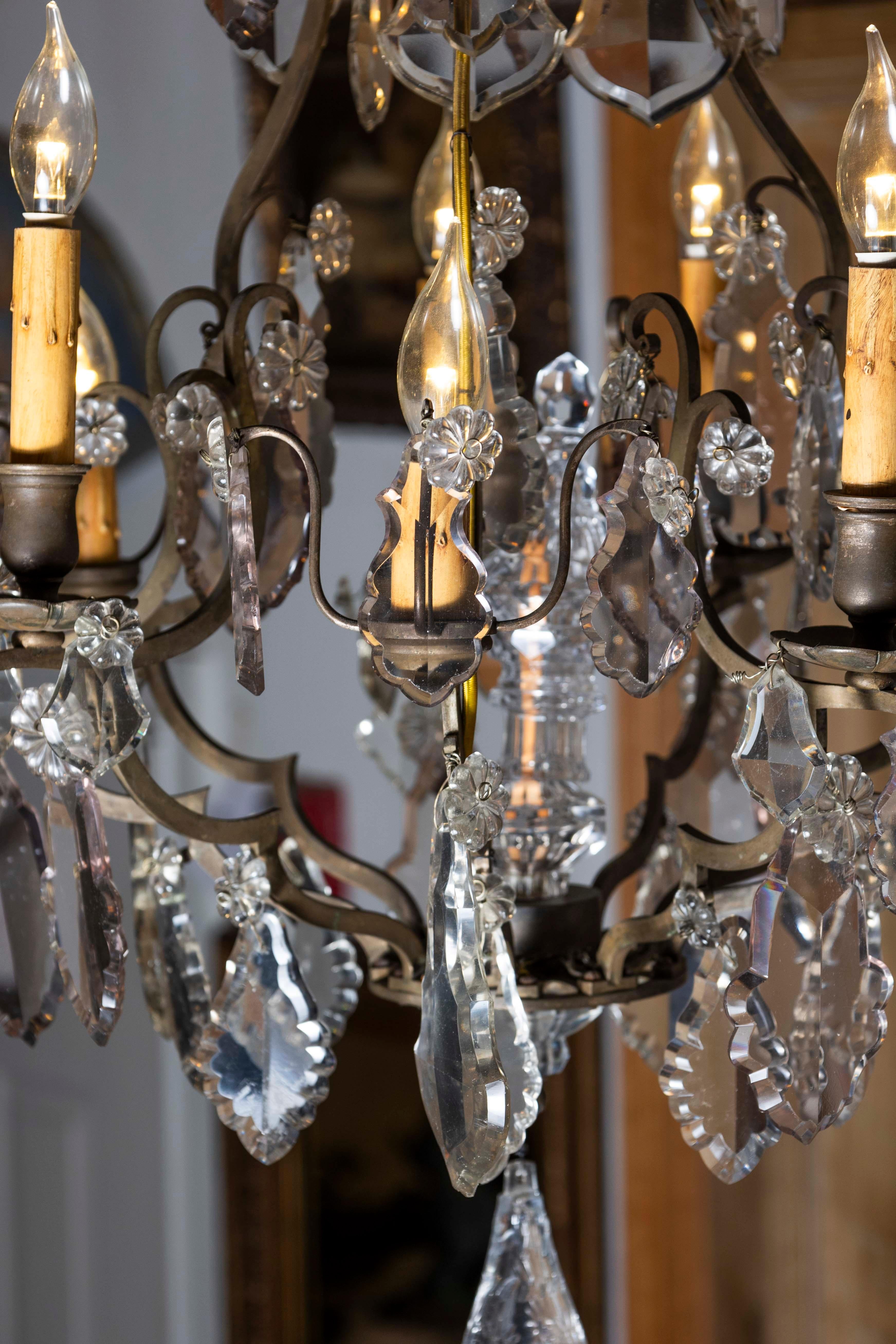 Araña francesa de cristal de ocho luces con remate del periodo Louis Philippe de la década de 1840 Luis Felipe en venta
