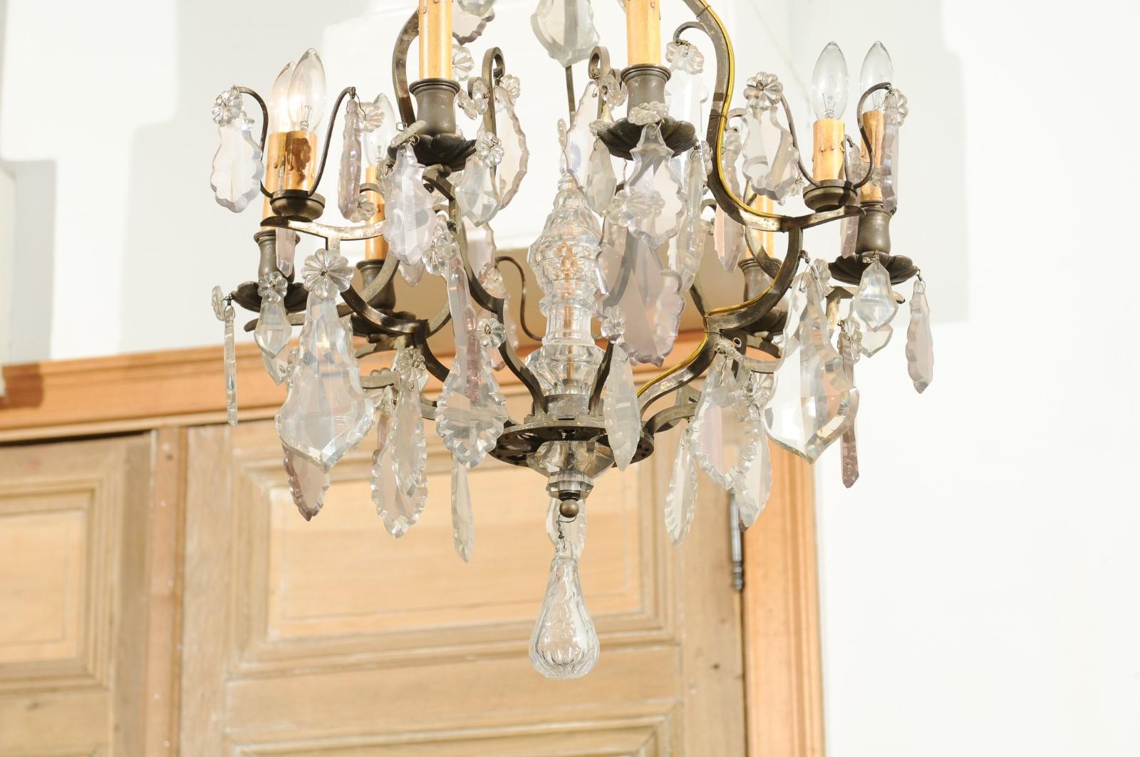 Lustre français d'époque Louis-Philippe (1840) à huit lumières en cristal avec fleuron Bon état à Atlanta, GA