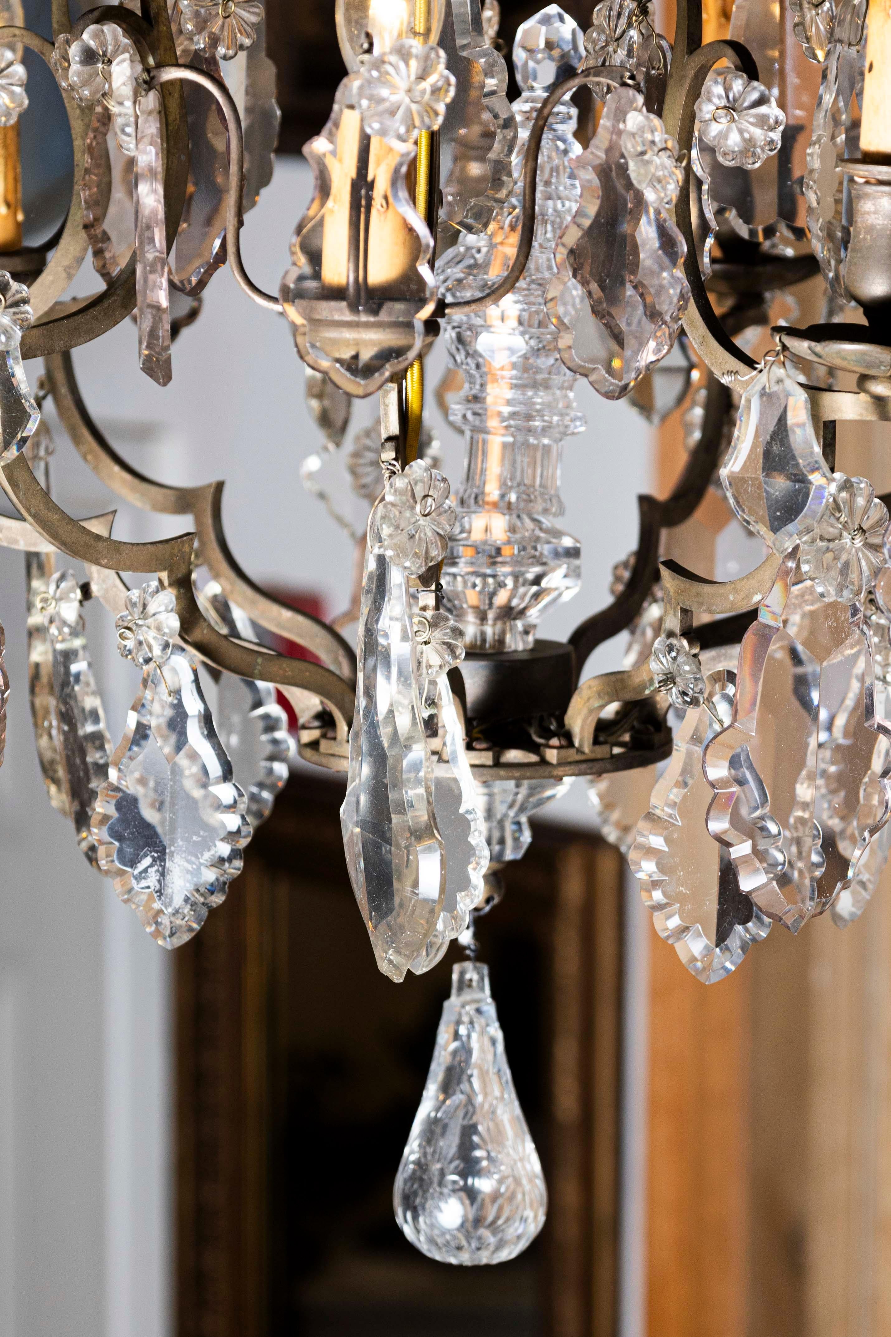 Araña francesa de cristal de ocho luces con remate del periodo Louis Philippe de la década de 1840 en Bueno estado para la venta en Atlanta, GA
