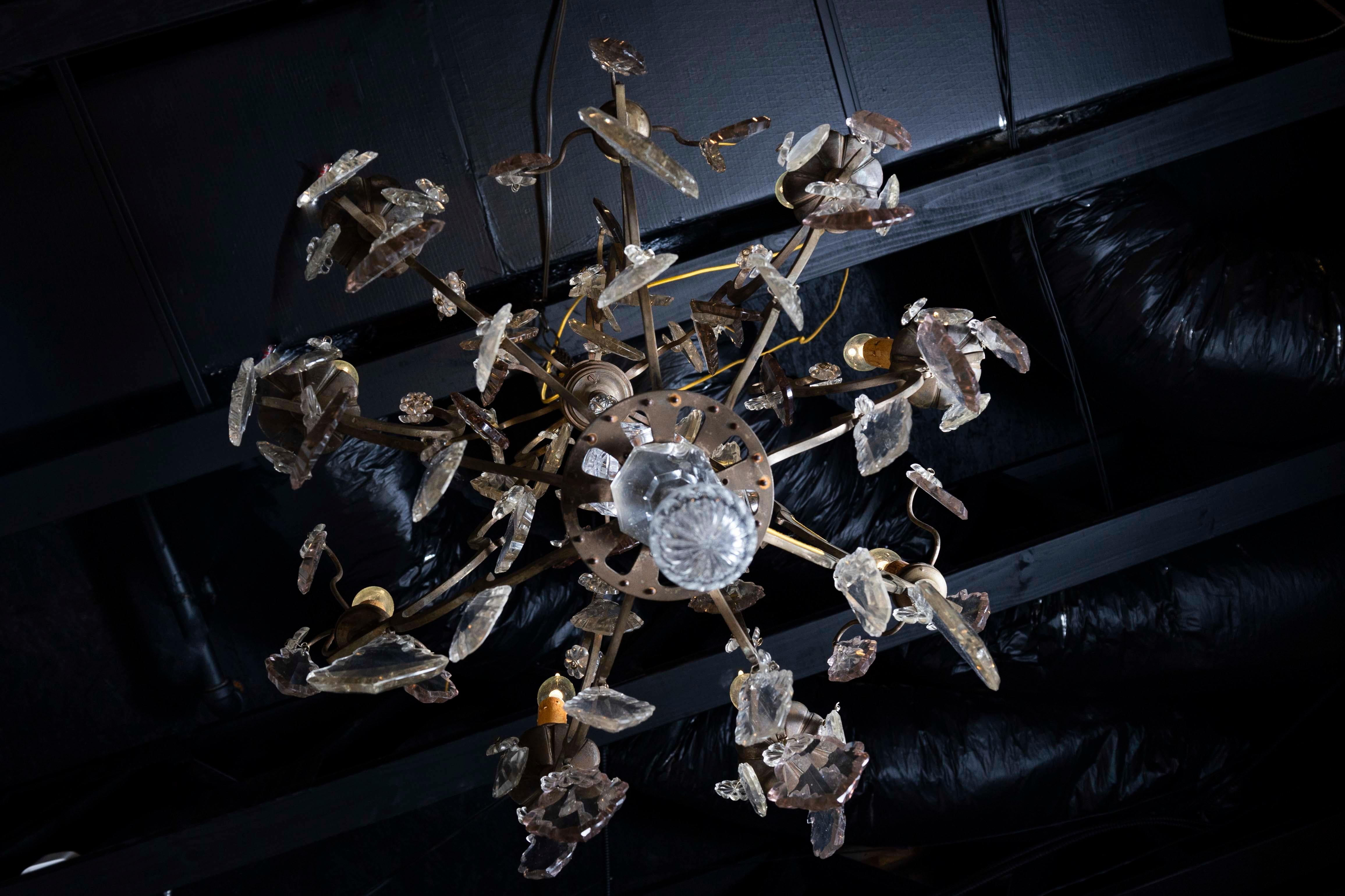 Araña francesa de cristal de ocho luces con remate del periodo Louis Philippe de la década de 1840 siglo XIX en venta