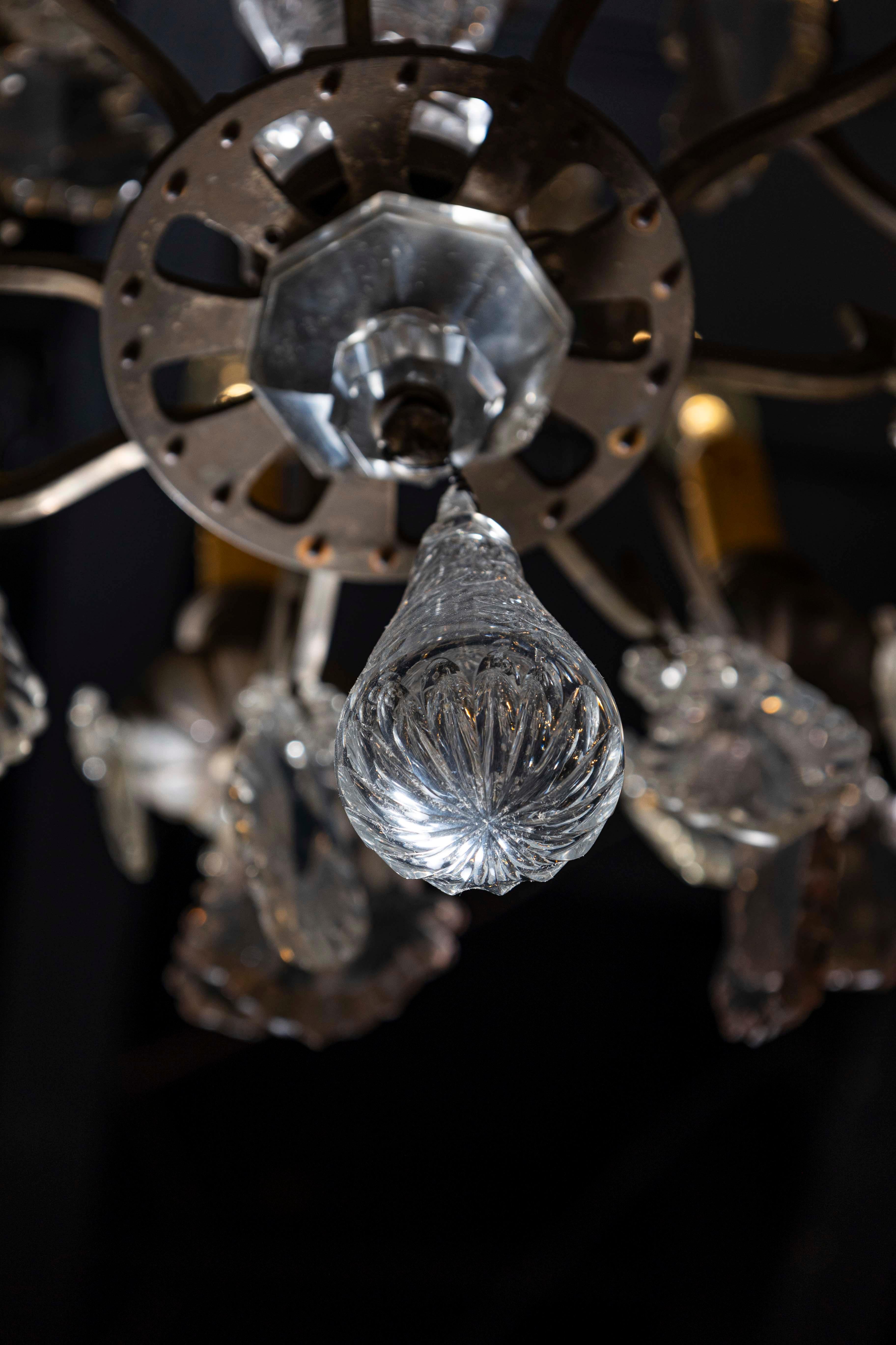 Araña francesa de cristal de ocho luces con remate del periodo Louis Philippe de la década de 1840 Cristal en venta