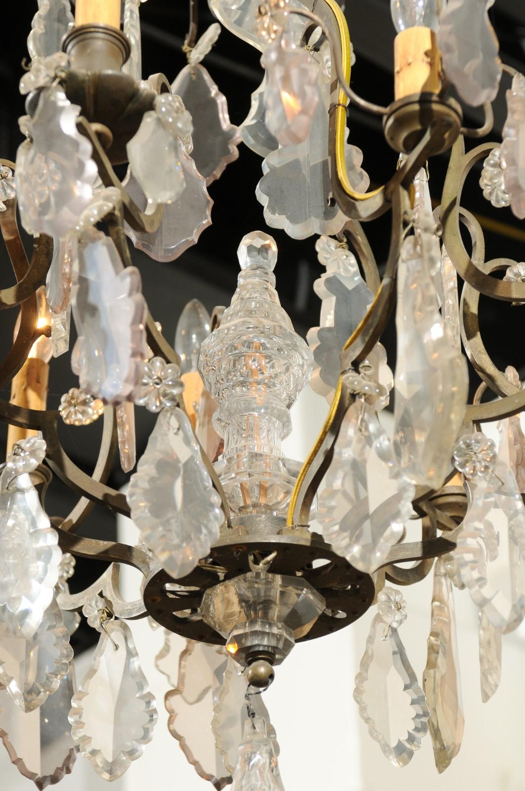 Lustre français d'époque Louis-Philippe (1840) à huit lumières en cristal avec fleuron 1