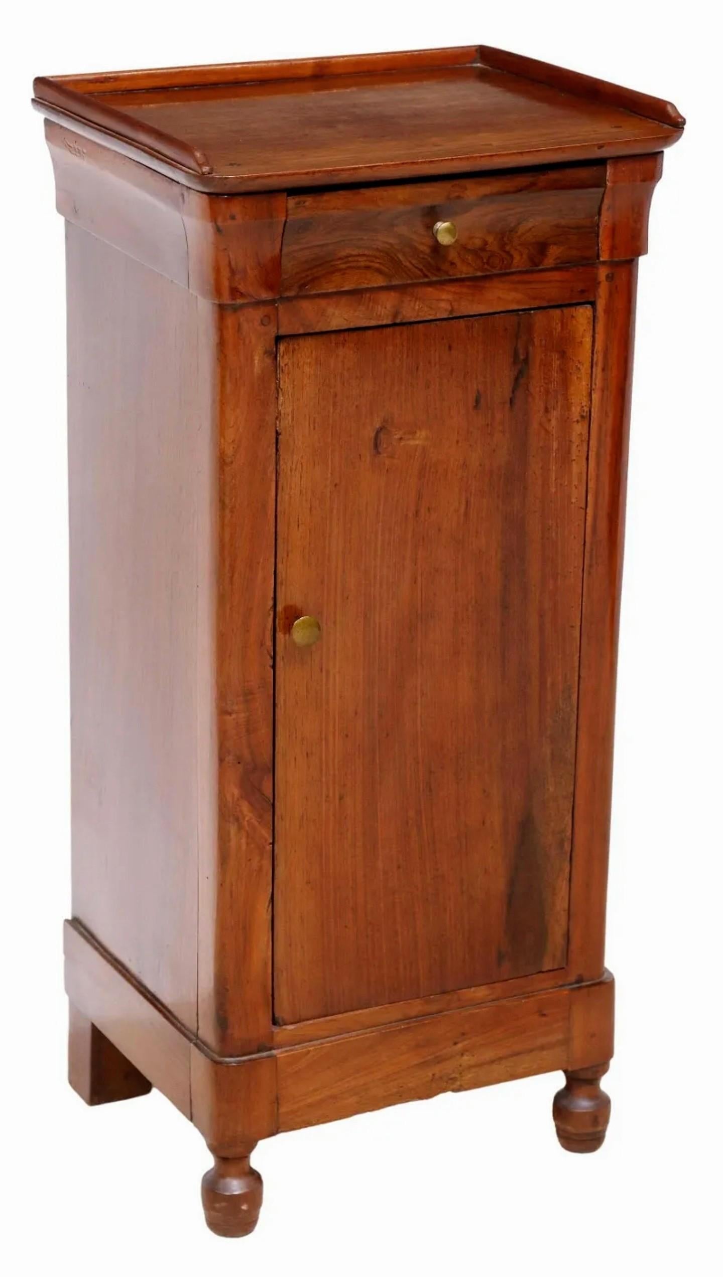 A nearly 200 year old period Louis Philippe (1830-1848) French walnut bedside cabinet with beautifully aged warm rustic patina!

Hand-crafted in France in the mid-19th century, having a rectangular top with three-quarter gallery, classic