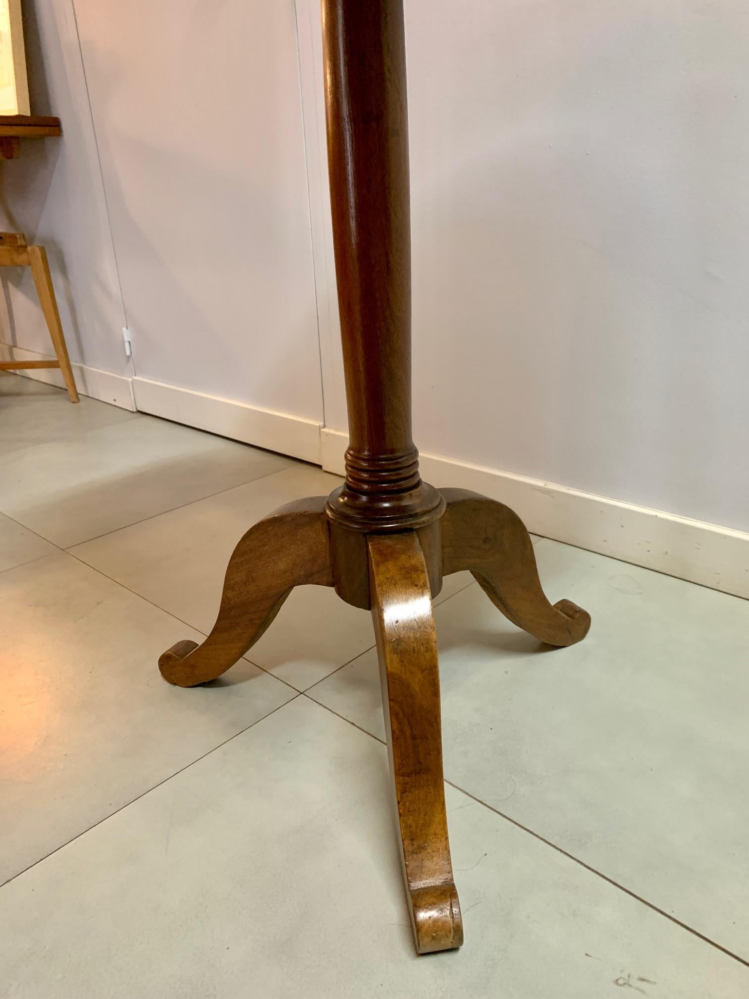 French guéridon table, first half of the 19th century, in walnut wood and tripod-shaped base, with marbled hand-painted wooden top, in very good condition.