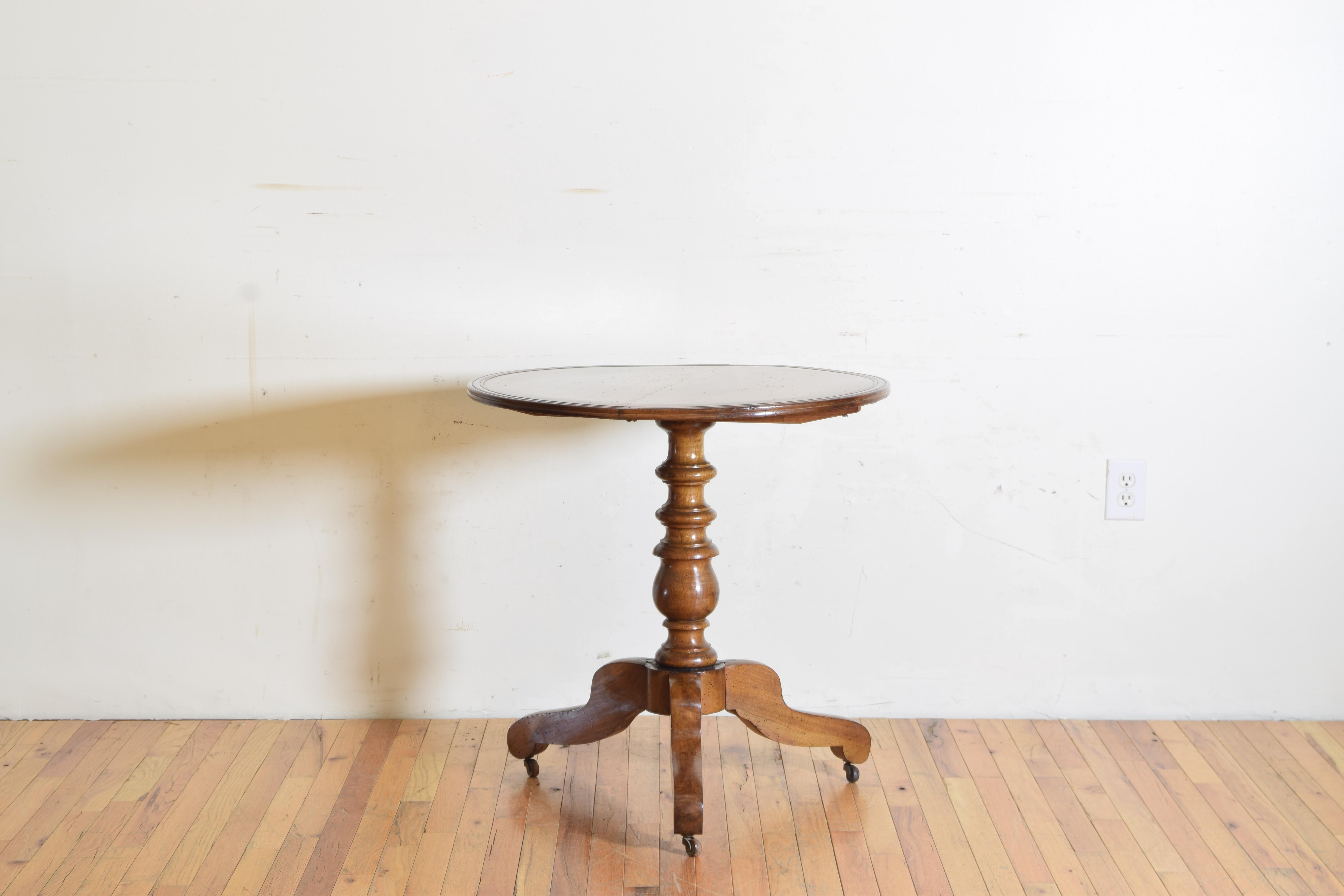 French Louis Philippe Period Light Walnut Circular Tilt-Top Table, circa 1835 In Good Condition In Atlanta, GA