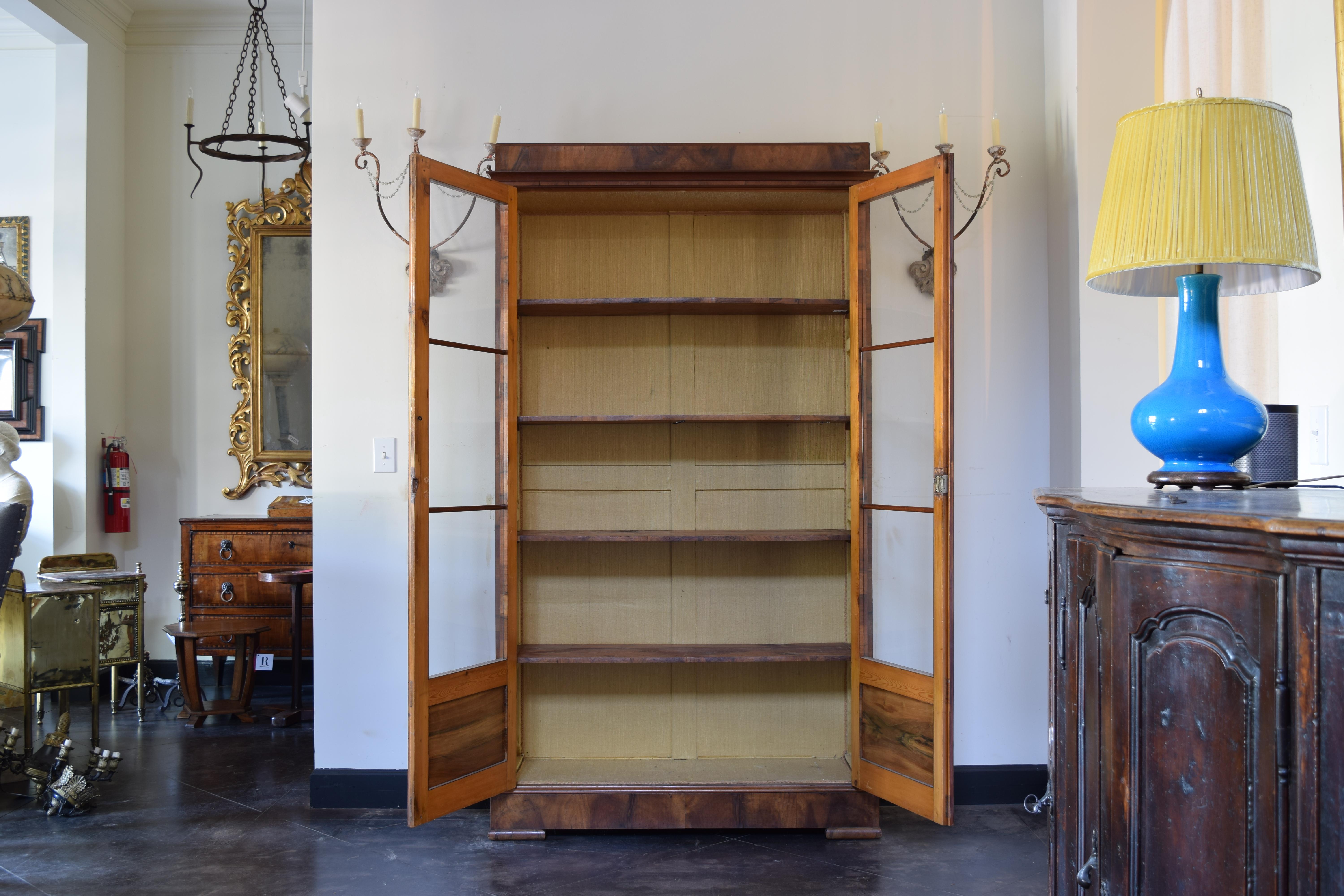 Francese Libreria in noce chiaro di epoca Louis Philippe, 1835 ca. in vendita