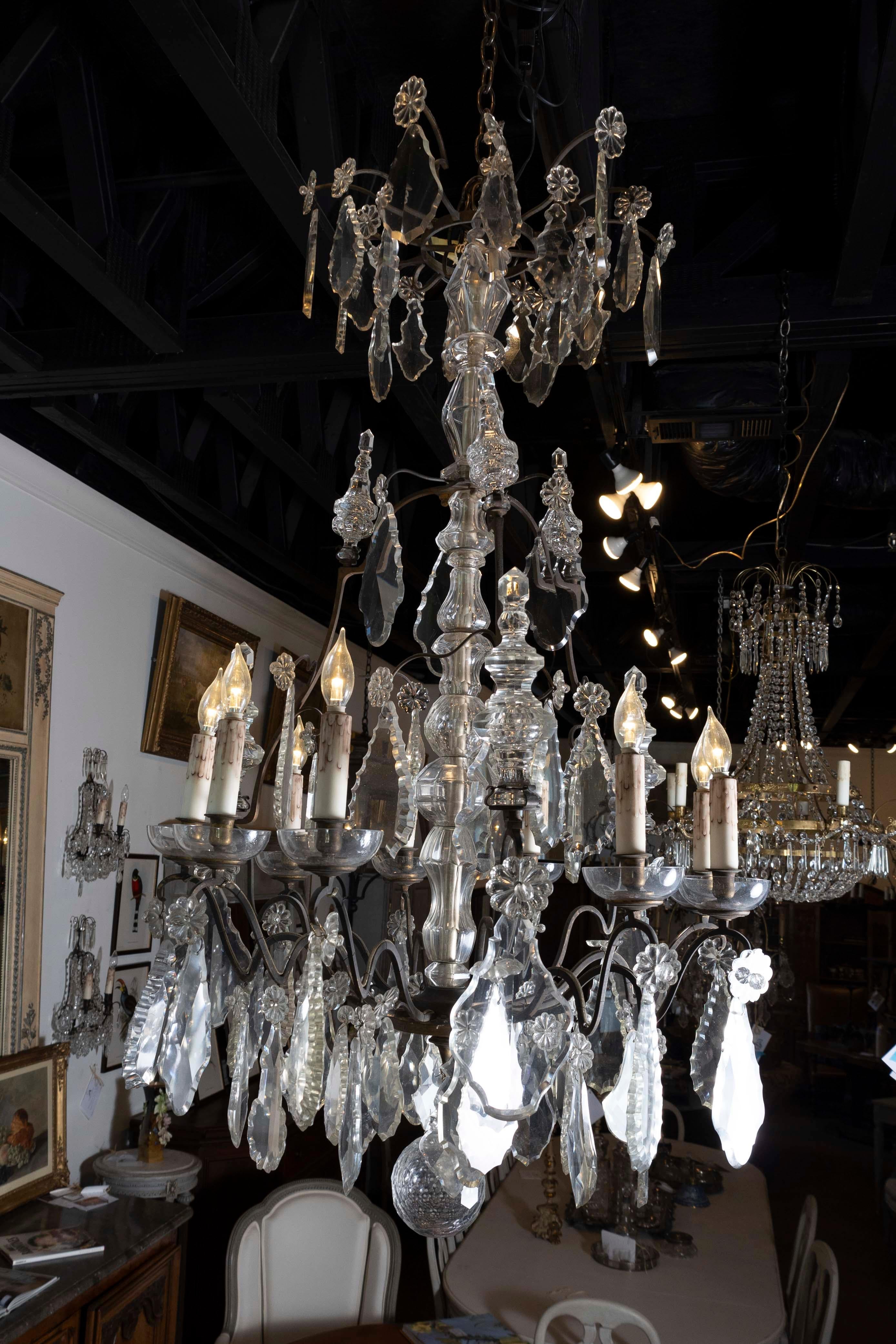 Français Lustre à neuf lumières en cristal et fer d'époque Louis Philippe, vers 1840 en vente