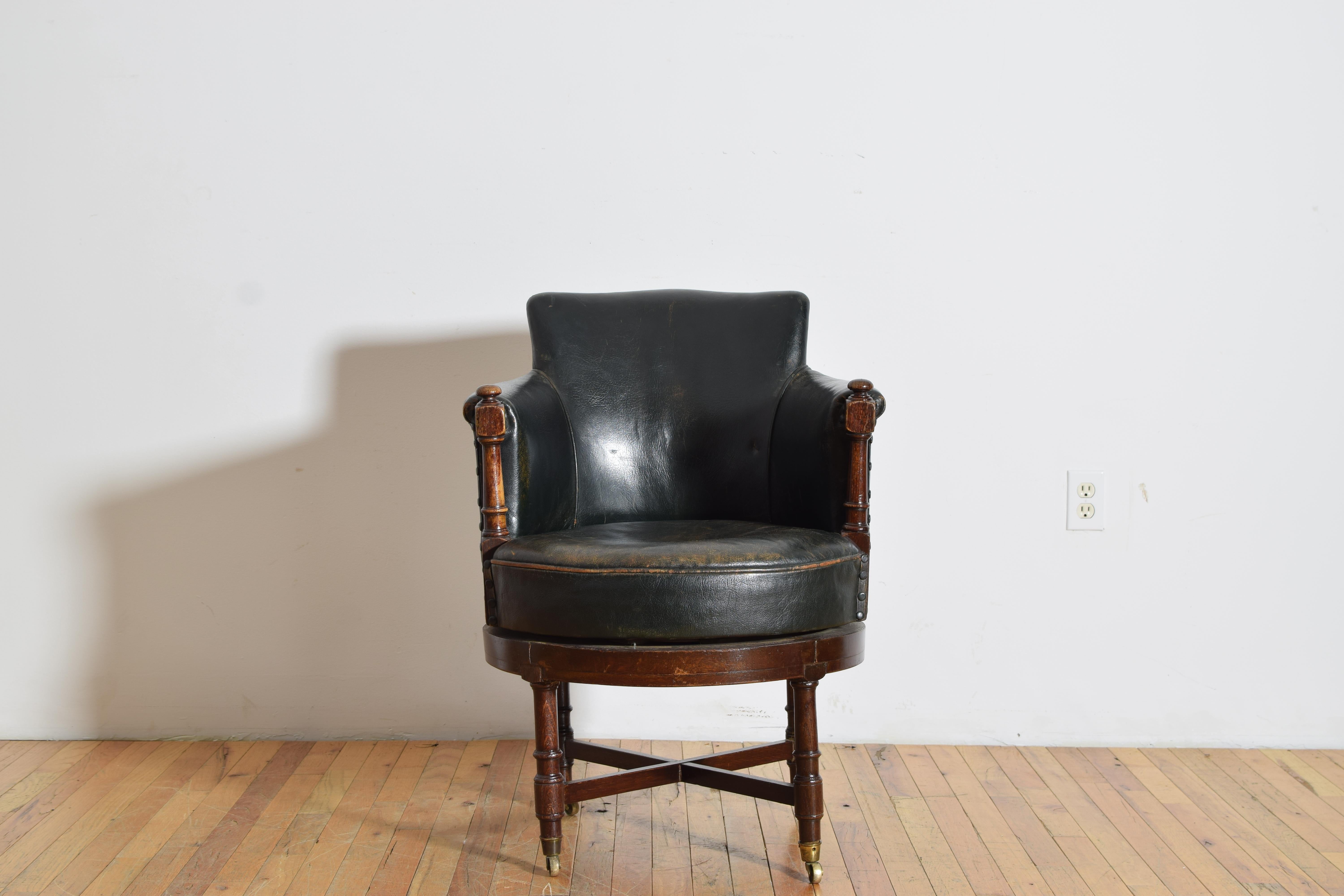 Französisch Louis Philippe Periode Eiche & Leder gepolstert Schreibtisch Bergere, ca. 1840 im Zustand „Gut“ im Angebot in Atlanta, GA