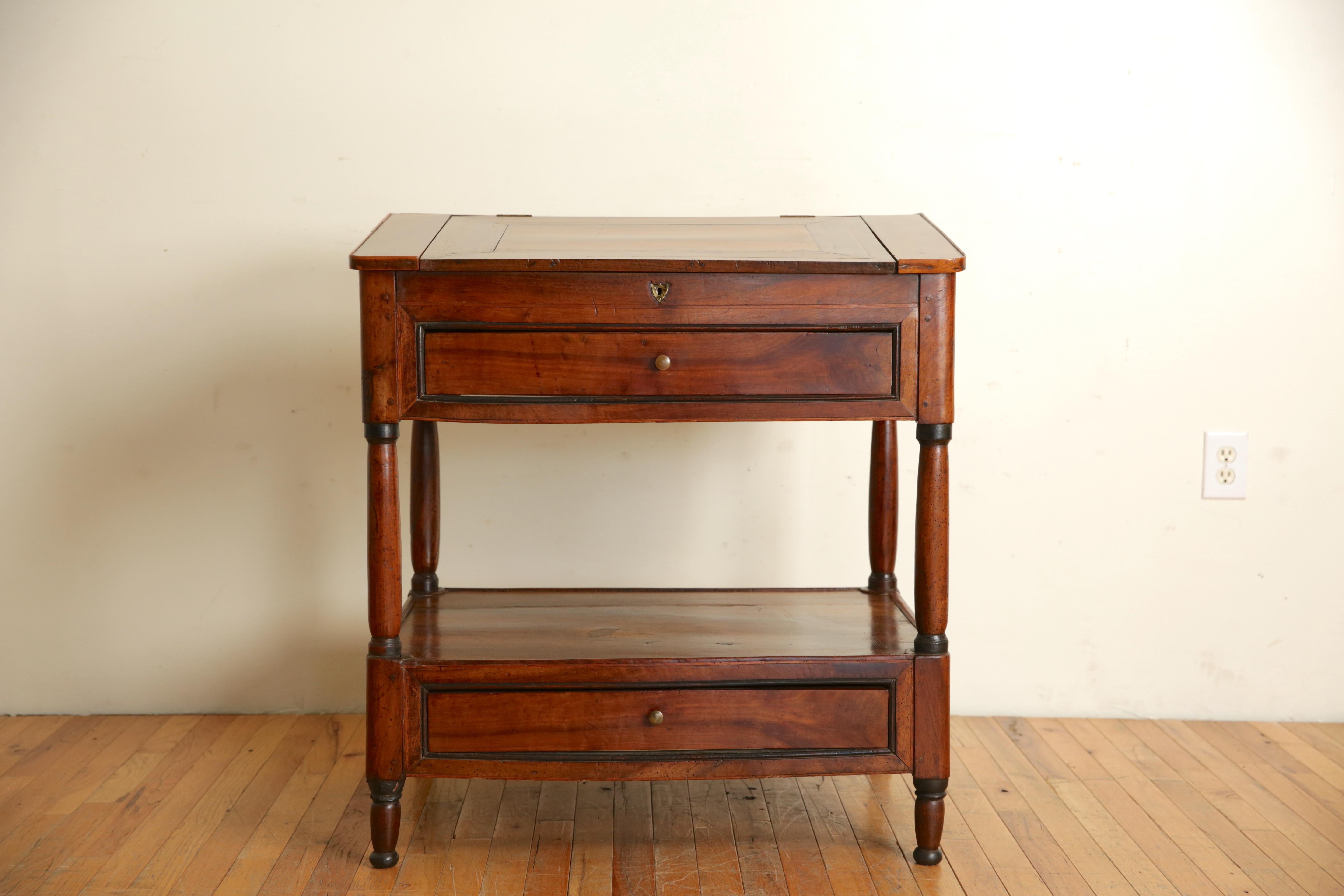 Französisch Louis Philippe Periode Nussbaum schräge Front 2 Schublade Schreibtisch, ca 1835 im Zustand „Gut“ im Angebot in Atlanta, GA