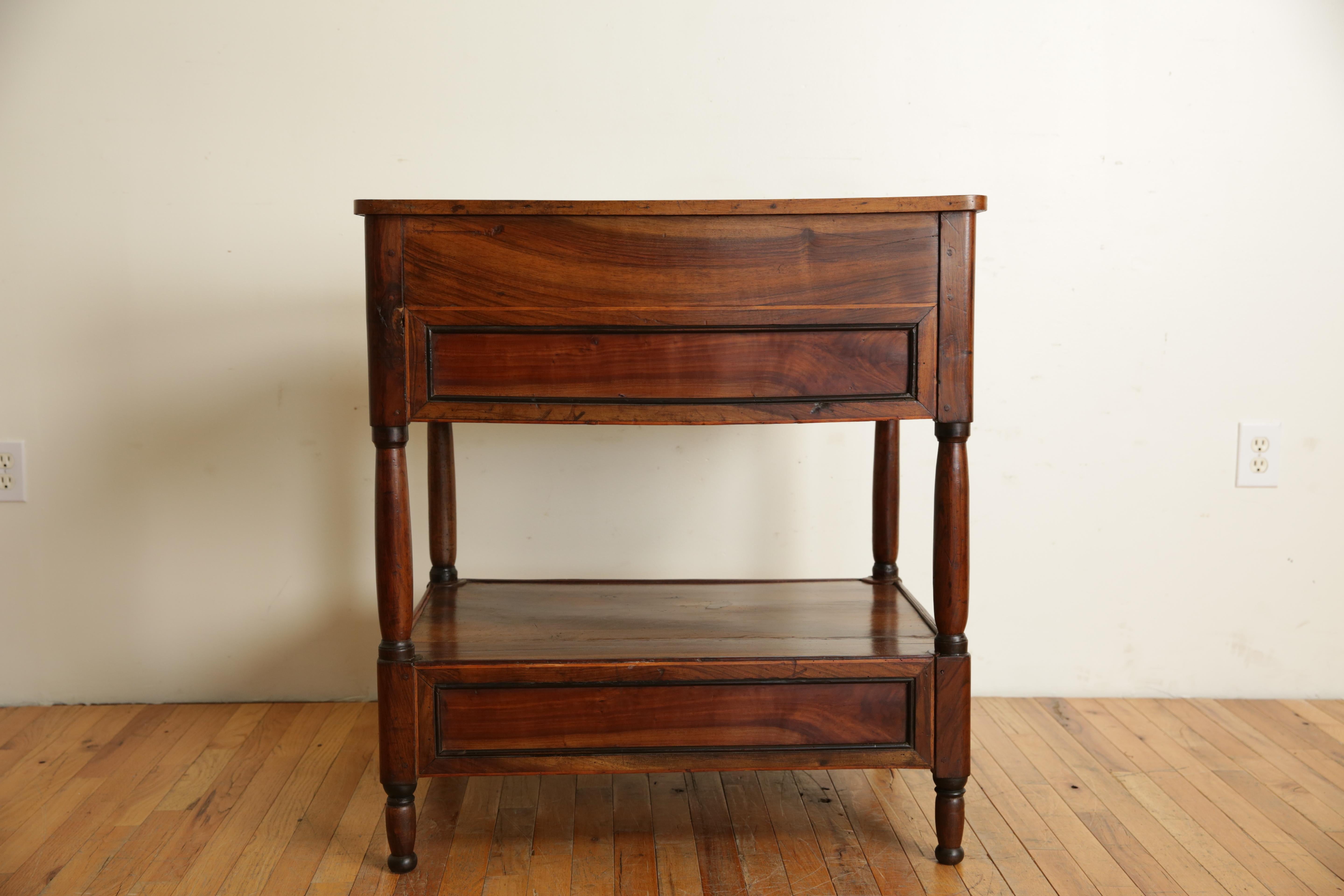 Französisch Louis Philippe Periode Nussbaum schräge Front 2 Schublade Schreibtisch, ca 1835 (Walnuss) im Angebot