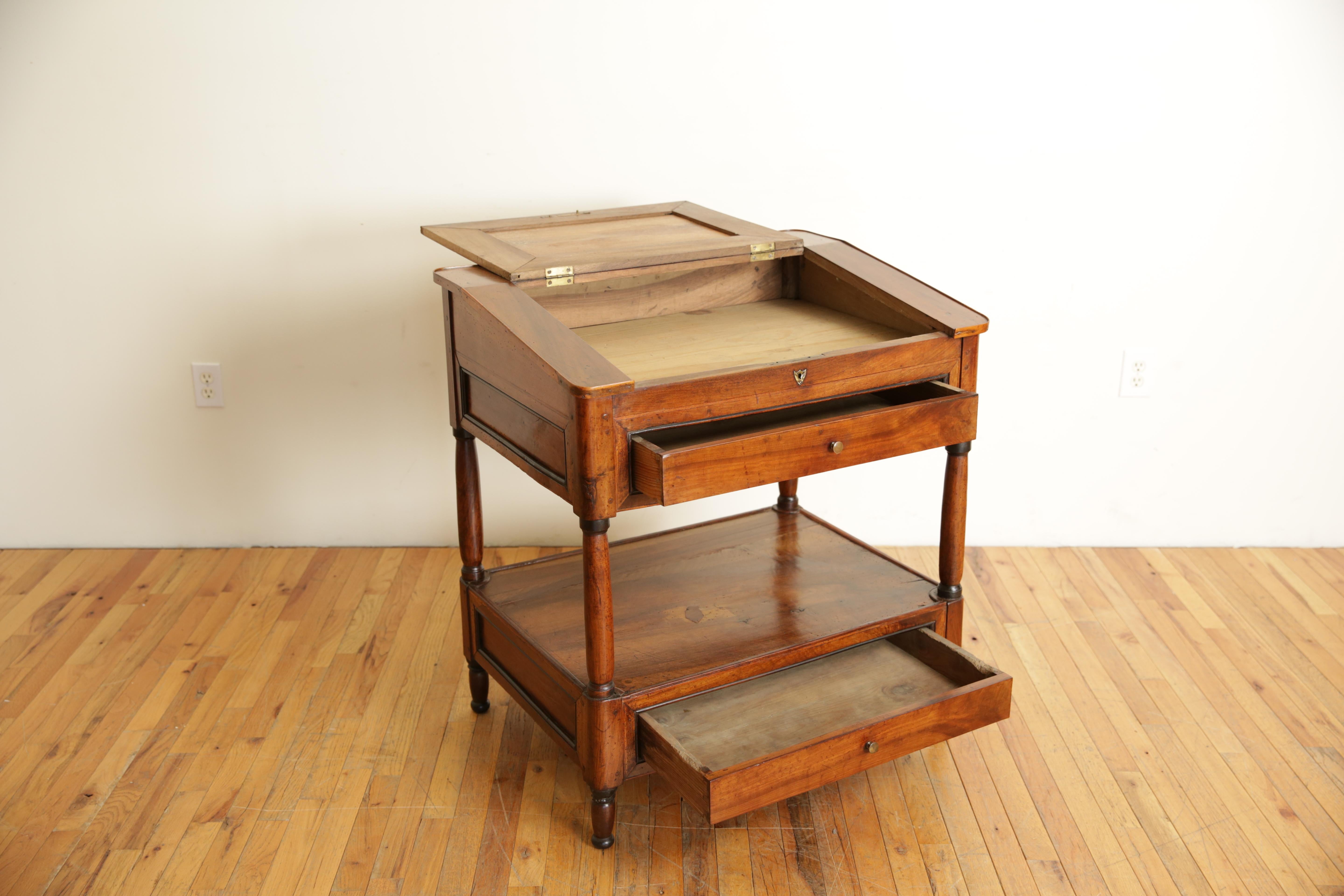 Französisch Louis Philippe Periode Nussbaum schräge Front 2 Schublade Schreibtisch, ca 1835 im Angebot 1