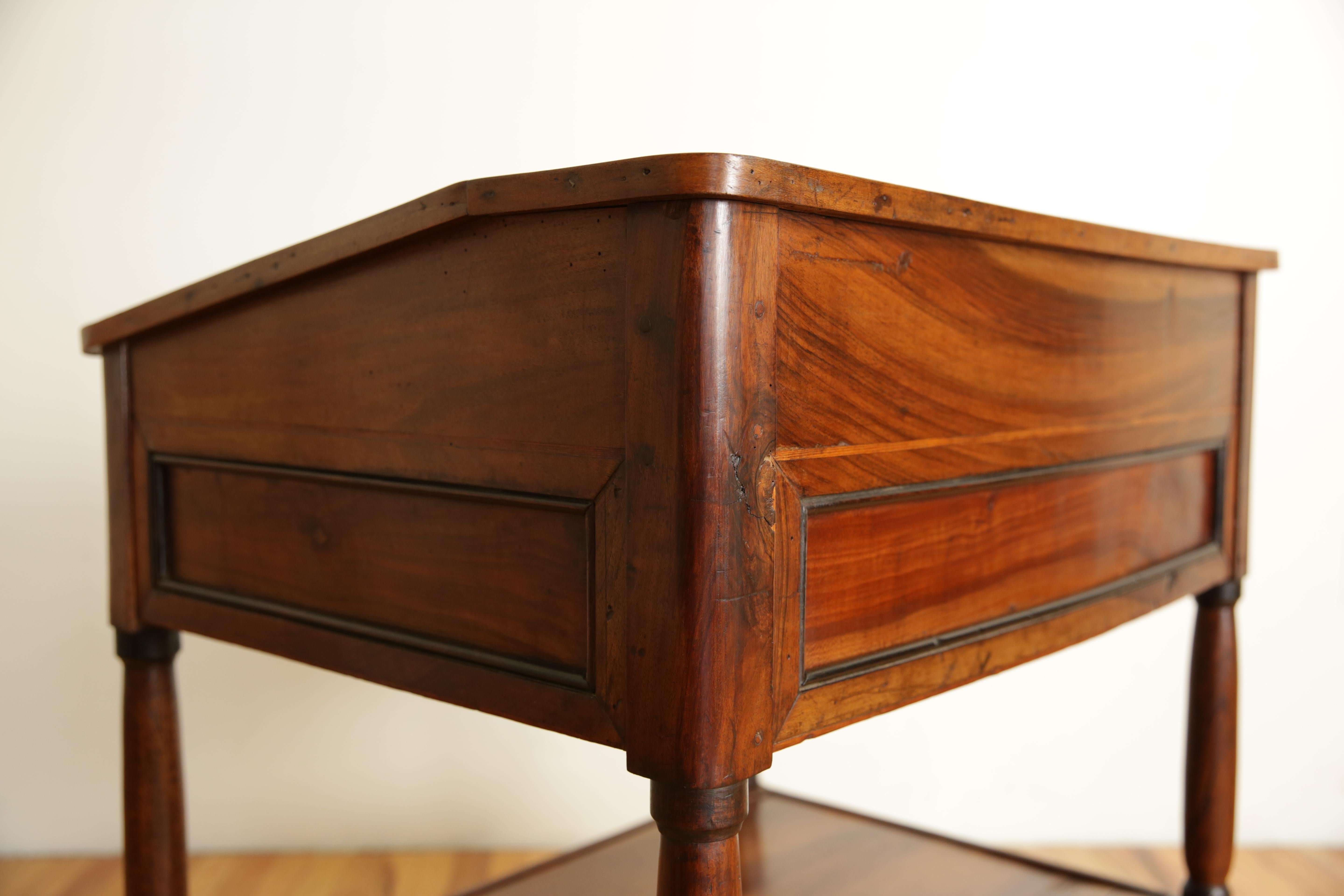 Französisch Louis Philippe Periode Nussbaum schräge Front 2 Schublade Schreibtisch, ca 1835 im Angebot 2