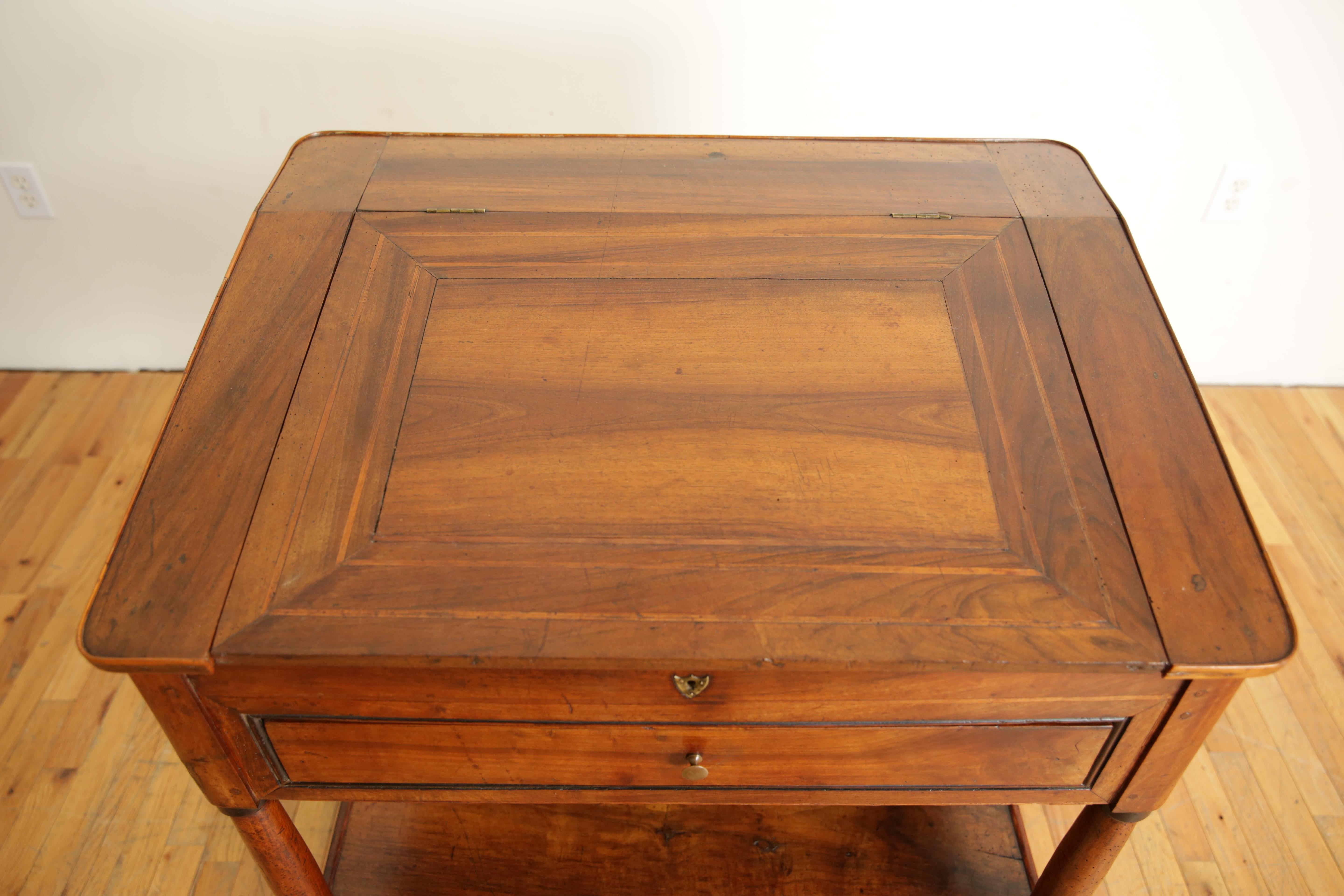 Französisch Louis Philippe Periode Nussbaum schräge Front 2 Schublade Schreibtisch, ca 1835 im Angebot 3