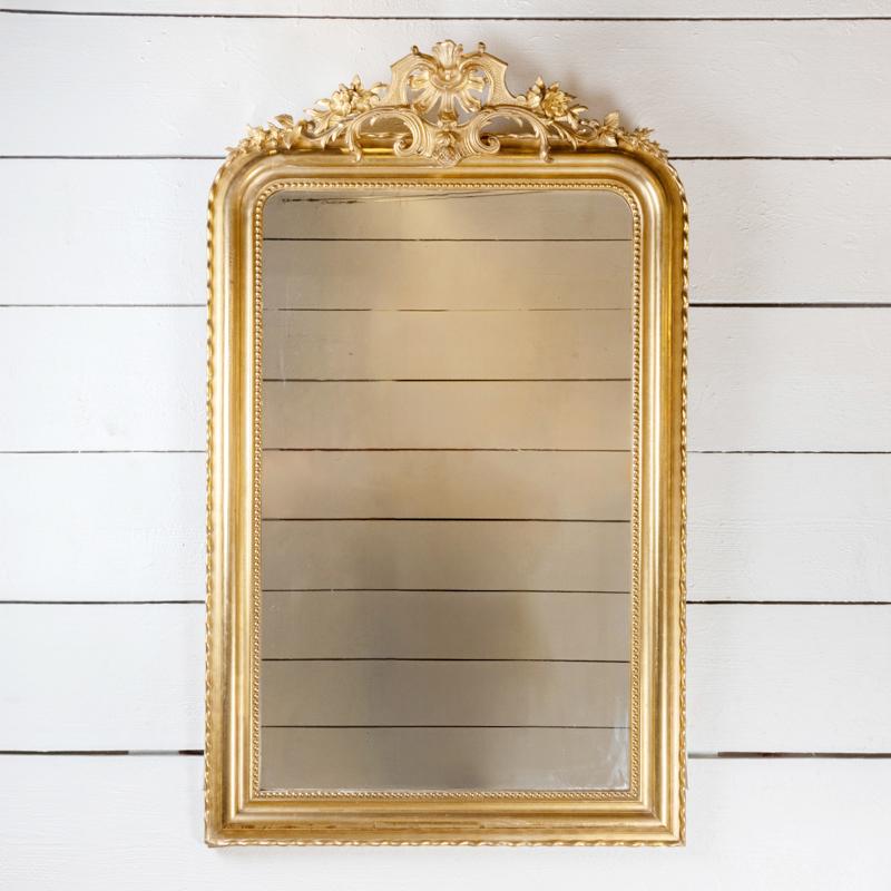 Specchio in legno dorato Louis Philippe con piccolo frontone in stile Regence, vetro argentato.
Francia XIX secolo.

Altezza 155 cm
Larghezza 94 cm