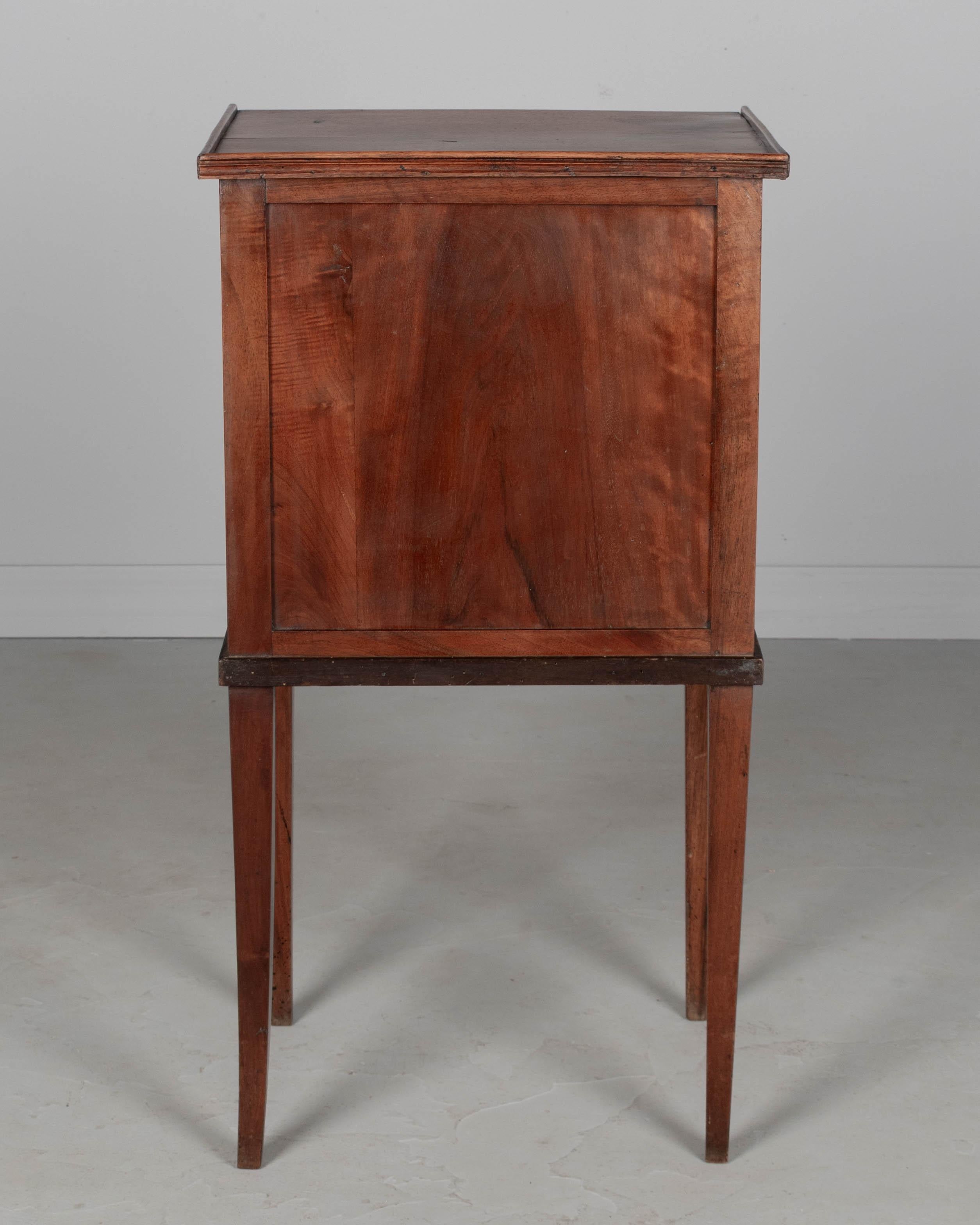 Mesa auxiliar o mesilla de noche Louis Philippe francesa Hecho a mano en venta