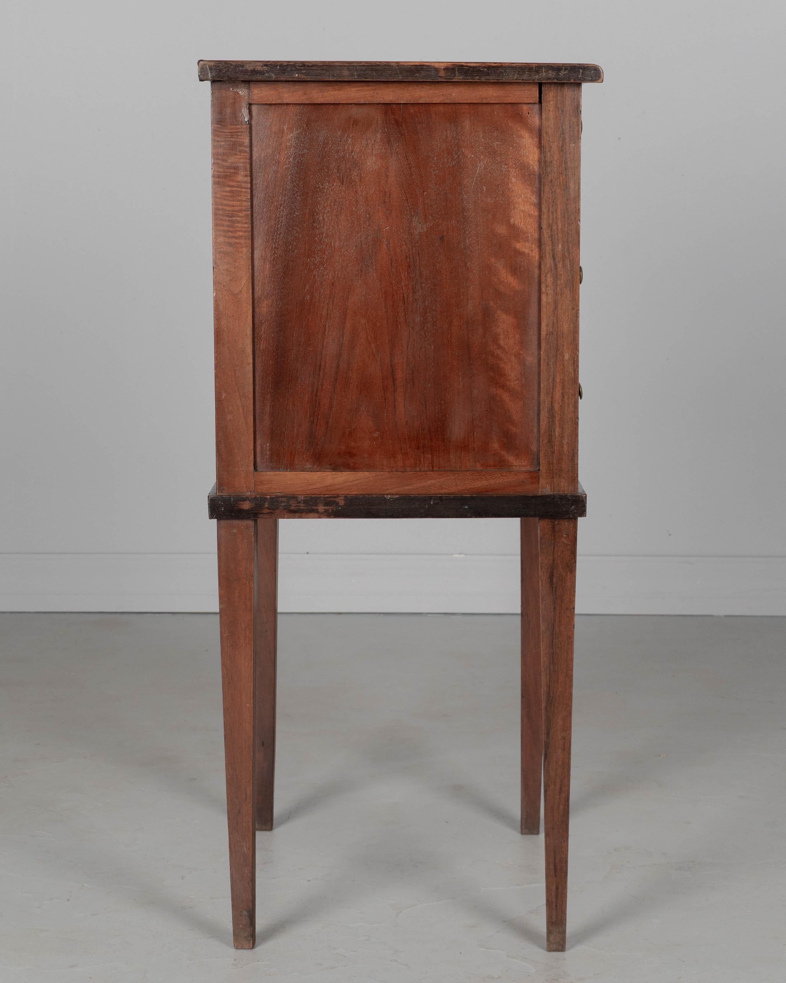 Mesa auxiliar o mesilla de noche Louis Philippe francesa en Bueno estado para la venta en Winter Park, FL