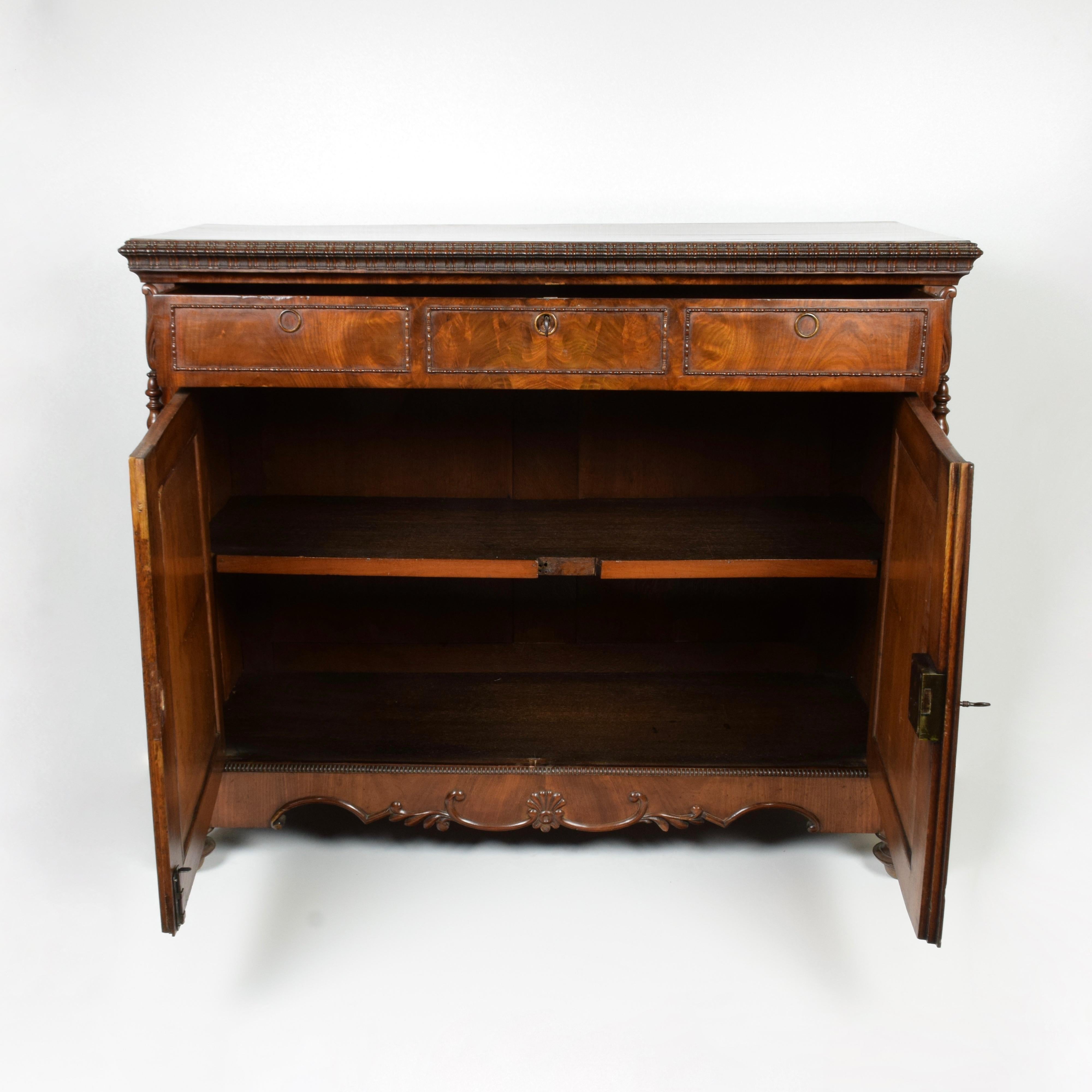 France, Louis Philippe, mid-19th century
in mahogany feather
Oak interior
Measurements: cm L 121 x D 47 x H 100
Good conditions.