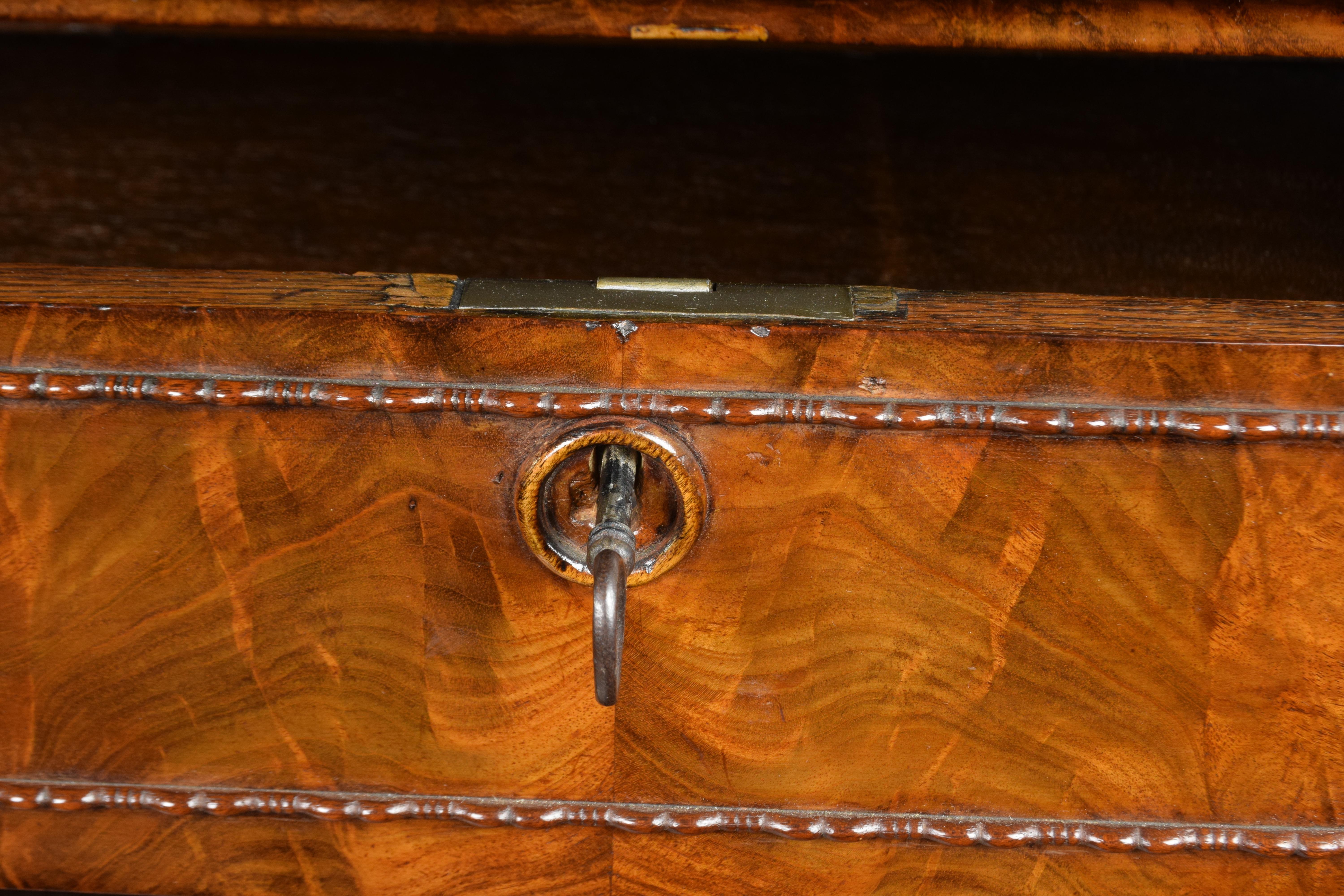French Louis Philippe Sideboard in Mahogany Feather and Carvings In Good Condition In Prato, IT