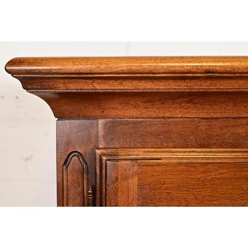 Bibliothèque ou Médiathèque en érable massif sculpté de Louis Philippe en vente 4