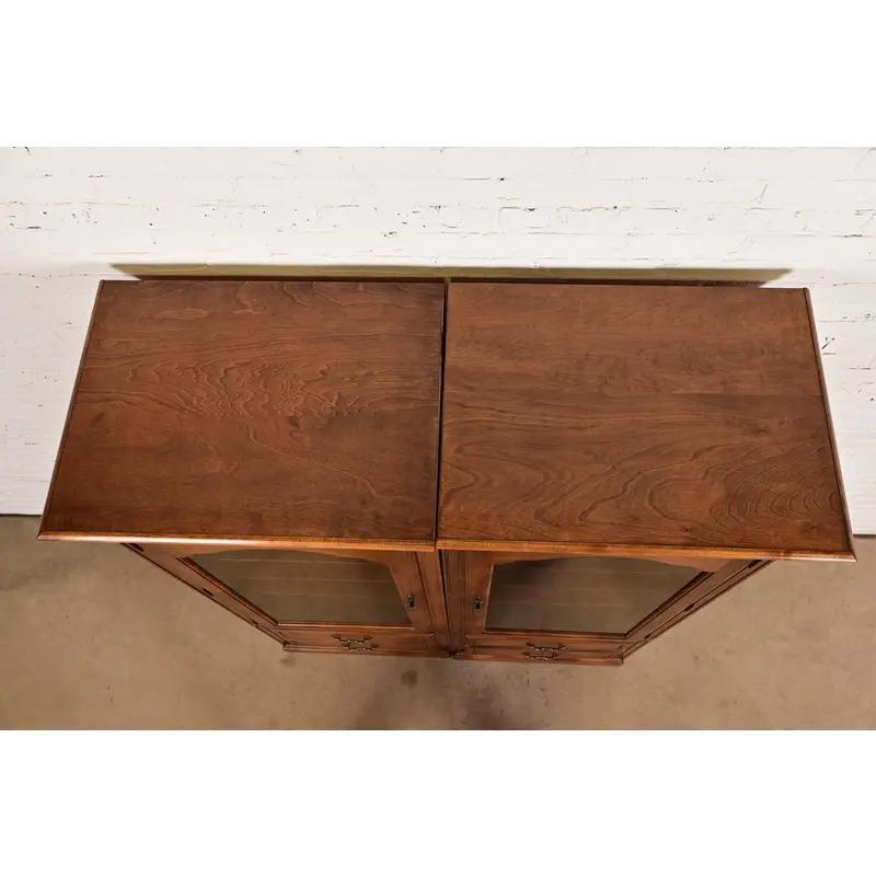 Bibliothèque ou Médiathèque en érable massif sculpté de Louis Philippe en vente 5