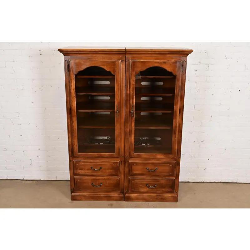 Colonial britannique Bibliothèque ou Médiathèque en érable massif sculpté de Louis Philippe en vente