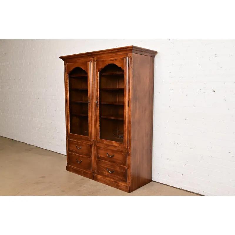 Américain Bibliothèque ou Médiathèque en érable massif sculpté de Louis Philippe en vente