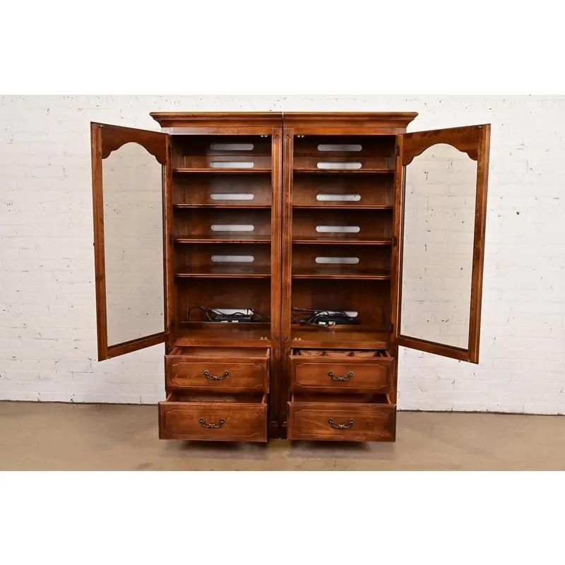 20ième siècle Bibliothèque ou Médiathèque en érable massif sculpté de Louis Philippe en vente