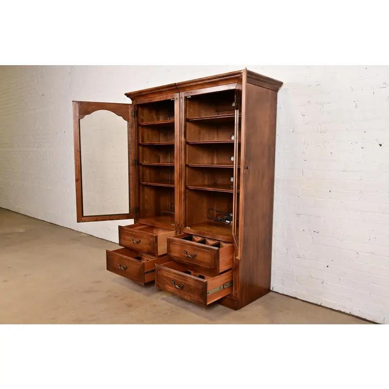 Laiton Bibliothèque ou Médiathèque en érable massif sculpté de Louis Philippe en vente