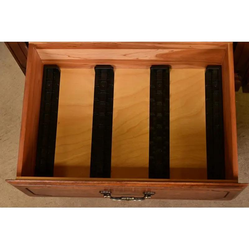 Bibliothèque ou Médiathèque en érable massif sculpté de Louis Philippe en vente 2